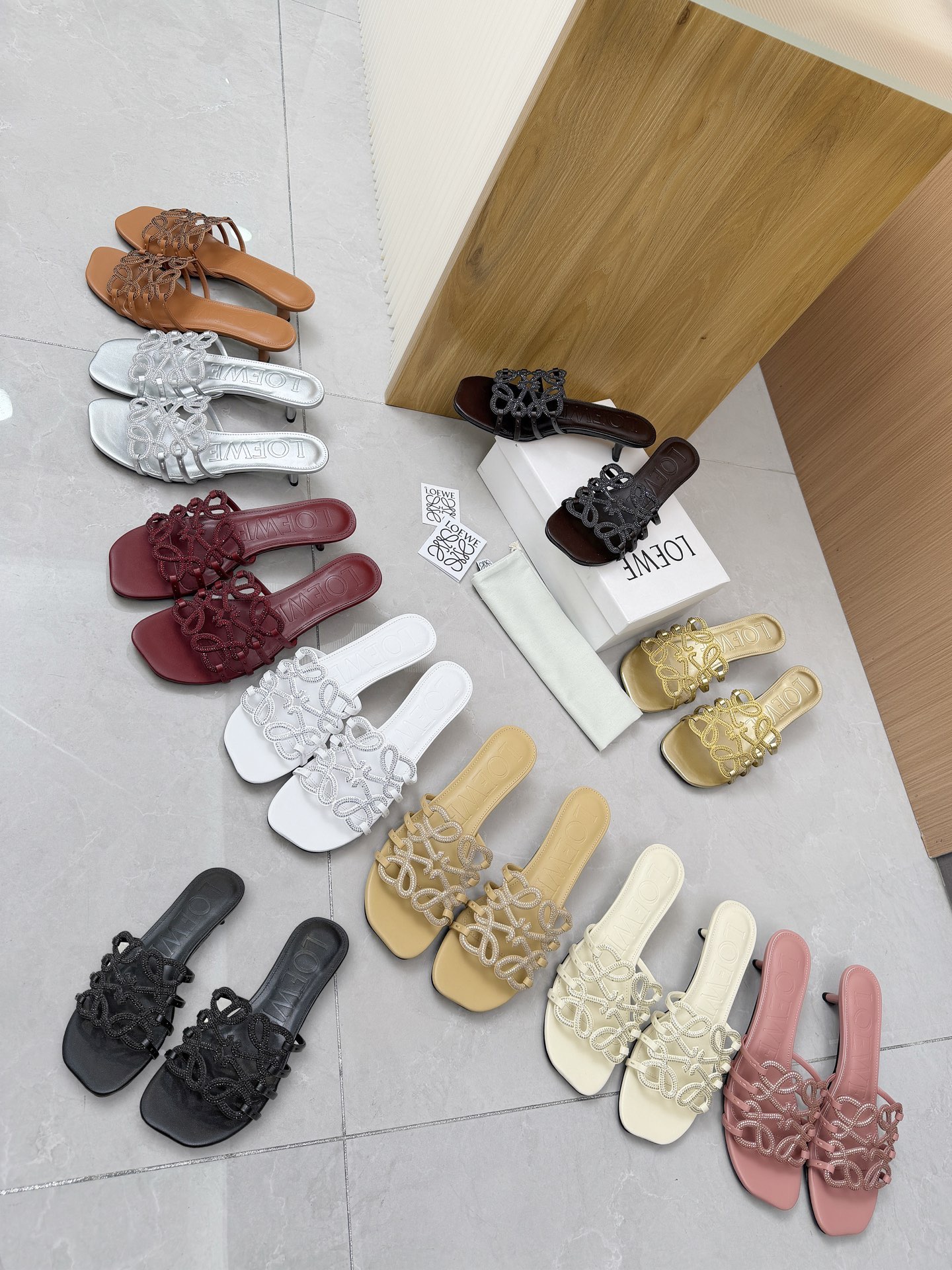NO:817378,LOEWE | Loewe's 2026 summer vacation series. The diamond series specializes in kitten heels, which are so cute when paired with a dress. Heel height is 4.5 cm. Injection outsole. Colors are on sale. 35-43. Rubber sole, genuine leather sole, slippers, loewe, loewe, slippers, skirts19860909LOEWE |罗意威2026夏日度假系列.钻石系列特推小猫跟,配上连衣裙去度假太仙了.跟高4.5厘米.注塑大底.色热卖中.35-43.橡胶底真皮底,拖鞋,loewe,loewe,slippers,skirts,Women's Shoes
