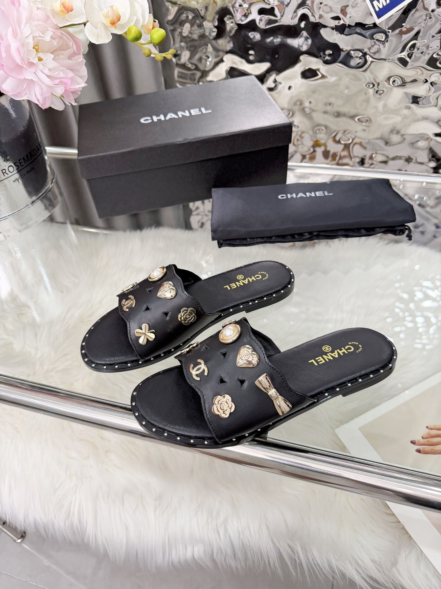NO:817398,Xiaoxiang spring and summer new fashion rivet-decorated genuine leather slip-ons for outer wear, flat beach shoes, size 35-43, rubber sole, (leather sole plus 40), slippers, slippers19860909小香春夏新款时尚铆钉装饰真皮一字拖外穿白搭平底沙滩鞋,35-43码,橡胶底,（皮底加40）,拖鞋,slippers,Women's Shoes