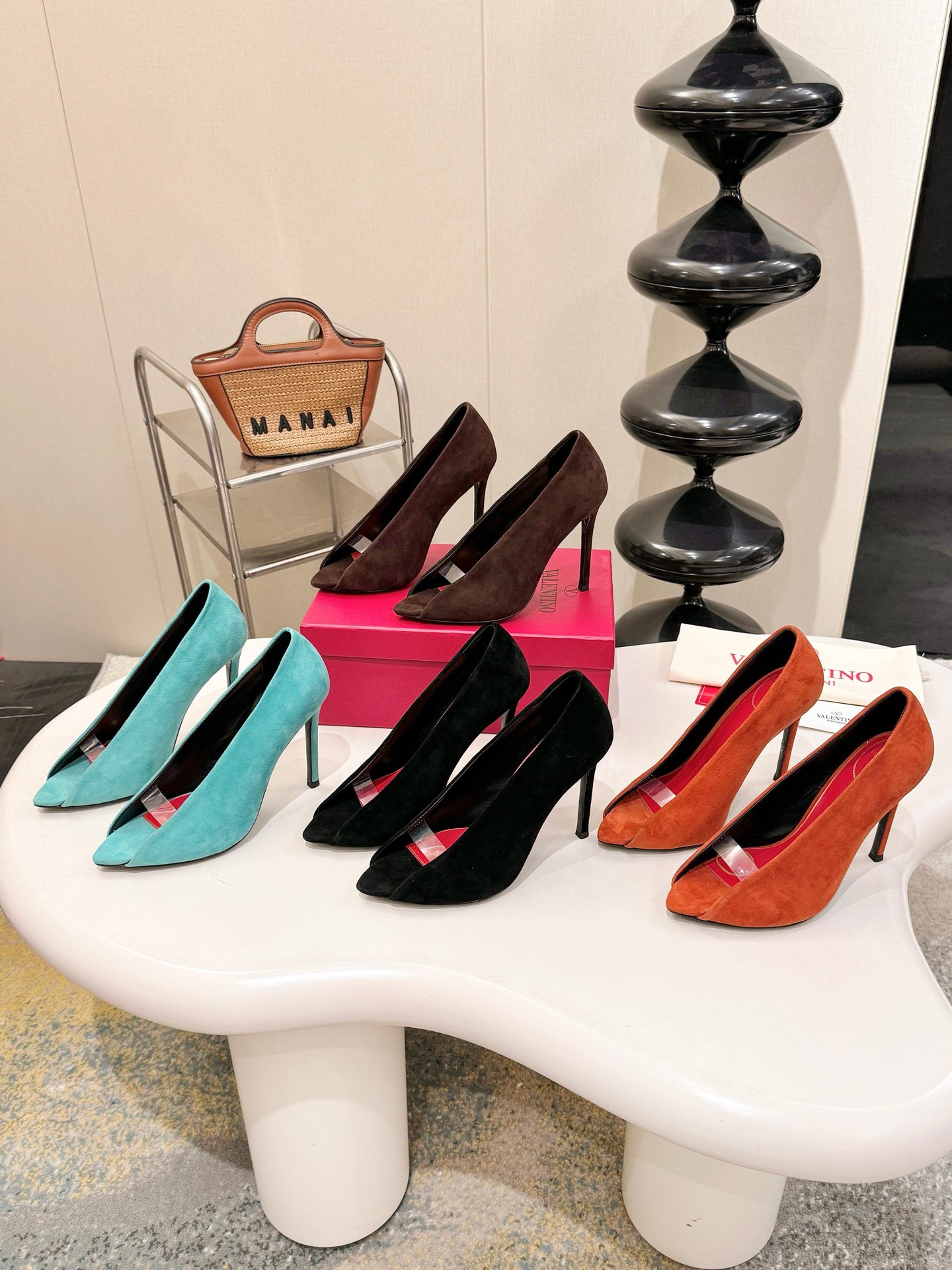 NO:817336,Valentino Valentino 26 2026 spring and summer new product V buckle Original imported suede upper Original imported sheepskin lining Outsole Italian leather outsole Heel height 10.5cm Size 35-39 (40.41.42. Customized, non-returnable) Bidding factory, high heels, valentino, valentino, high heels, sheepskin, chamois leather, Leather soles19860909Valentino 华伦天奴 26 2026春夏新品V扣 鞋面原版进口麂皮 内里原版进口羊皮里 大底意大利真皮大底 跟高 10.5cm 码数35-39（40.41.42.定做不退换） 出价厂,高跟鞋,valentino,valentino,high heels,sheepskin,chamois leather,Leather soles,Women's Shoes