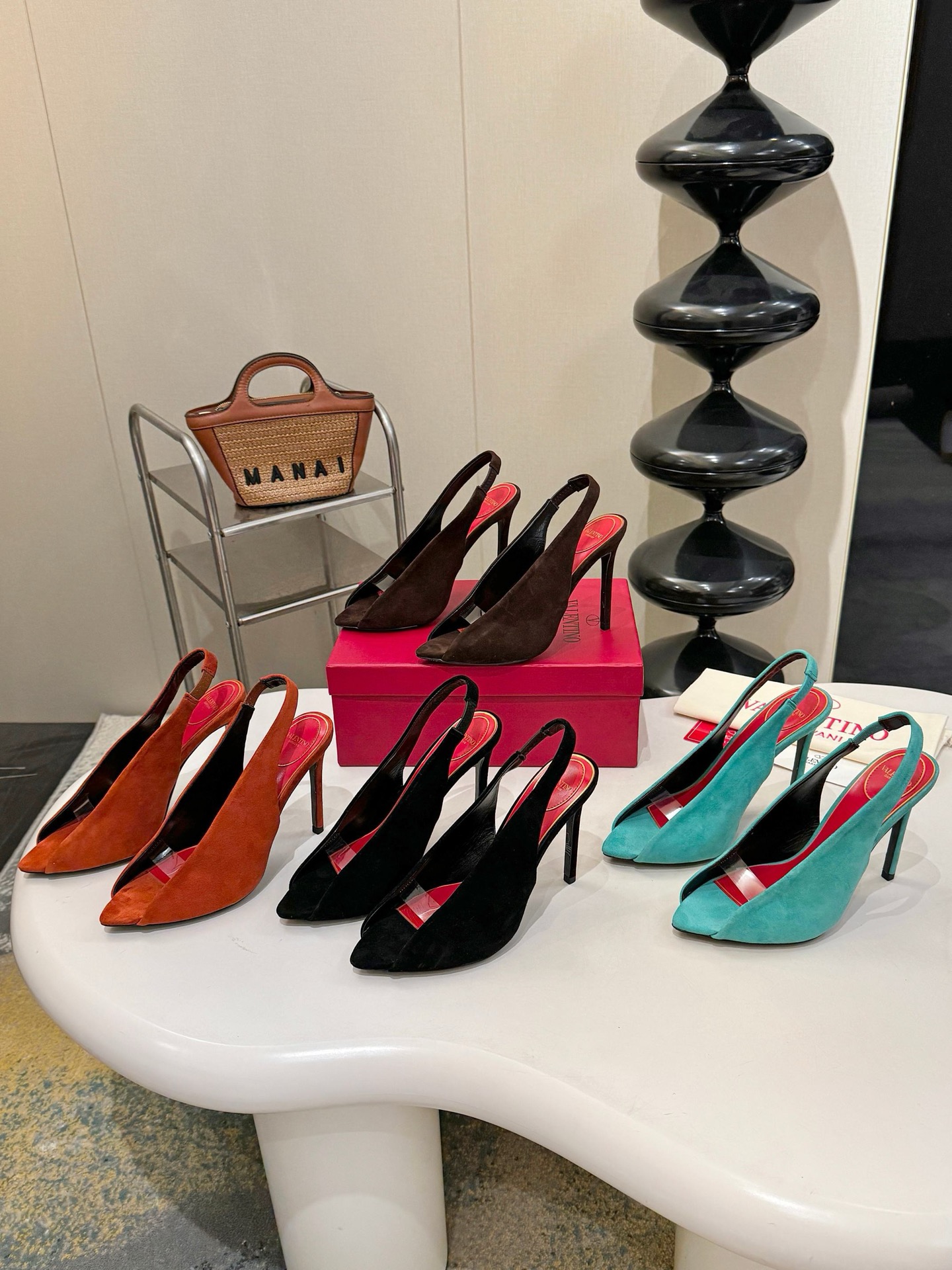 NO:817339,Valentino Valentino 26 2026 spring and summer new product V buckle Original imported suede upper Original imported sheepskin lining Outsole Italian leather outsole Heel height 10.5cm Size 35-39 (40.41.42. Customized, non-refundable), high heels, valentino, valentino, high heels, sheepskin, chamois leather, Leather soles19860909Valentino 华伦天奴 26 2026春夏新品V扣 鞋面原版进口麂皮 内里原版进口羊皮里 大底意大利真皮大底 跟高 10.5cm 码数35-39（40.41.42.定做不退换）,高跟鞋,valentino,valentino,high heels,sheepskin,chamois leather,Leather soles,Women's Shoes