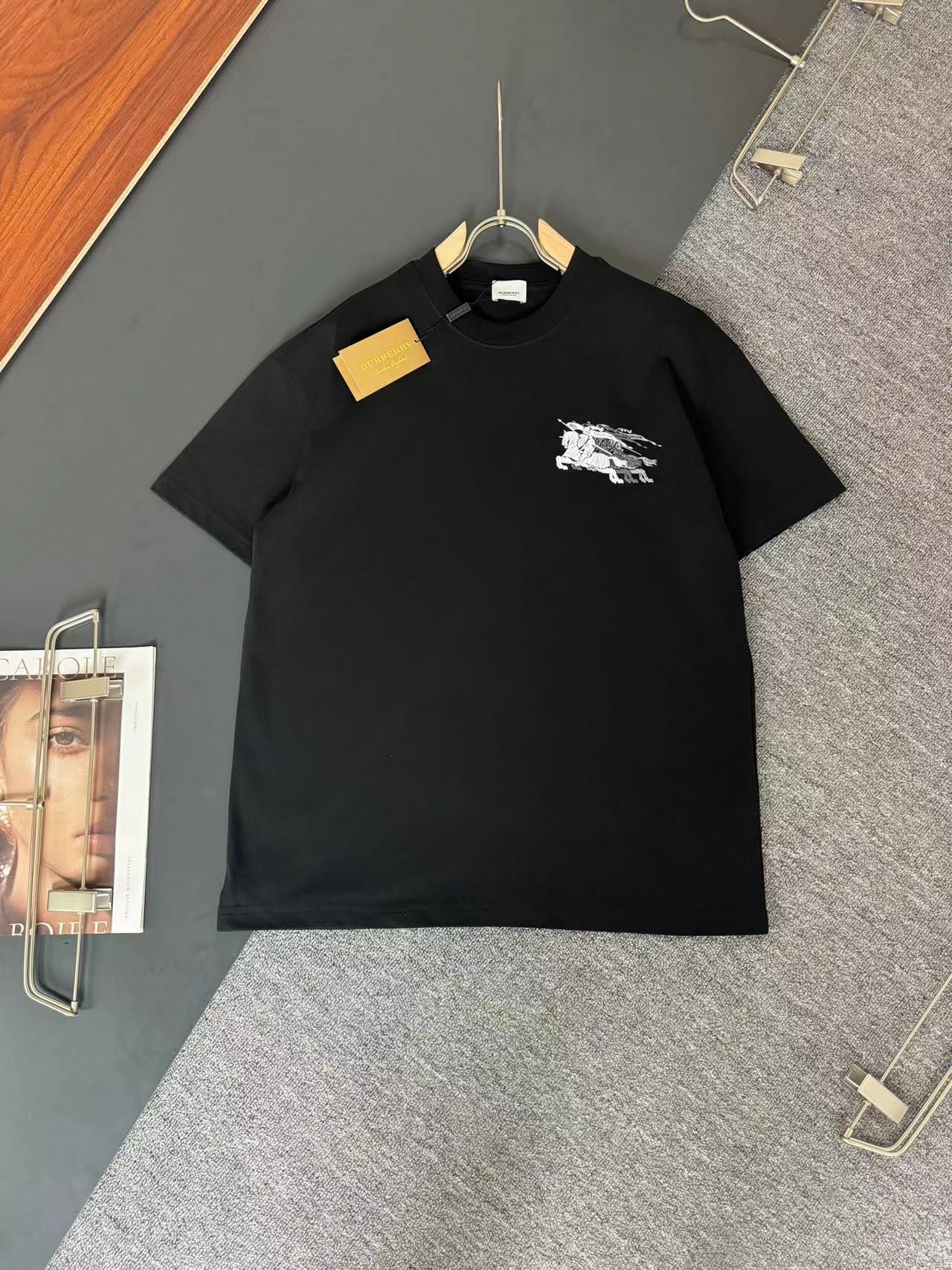 burberry* Burberry* 2024SS primavera y verano, la última camiseta de manga corta a la moda con cuello redondo, tela de …