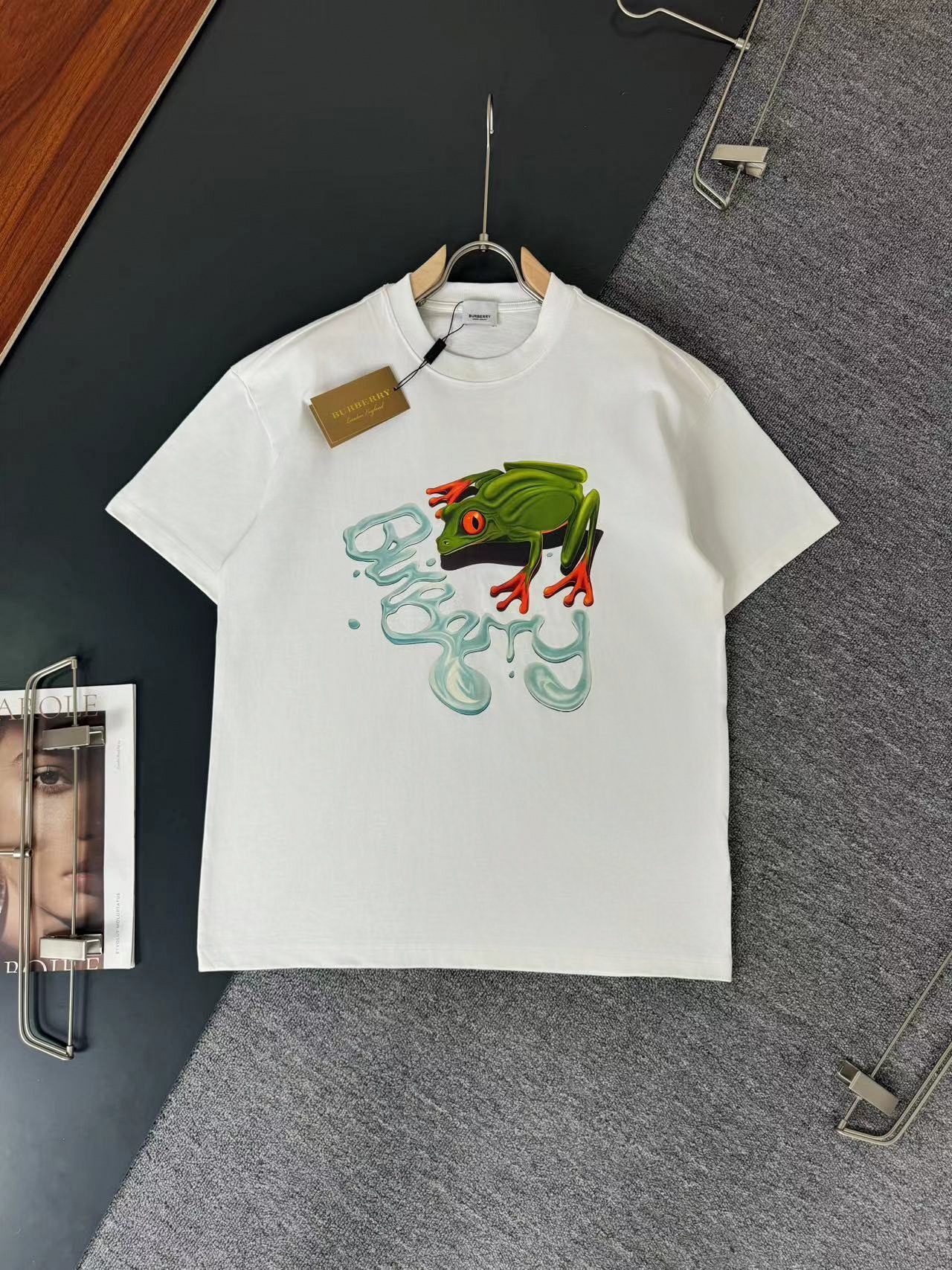 burberry* Burberry *BBR* la última camiseta de manga corta con cuello redondo y moda para la primavera y el verano, con…