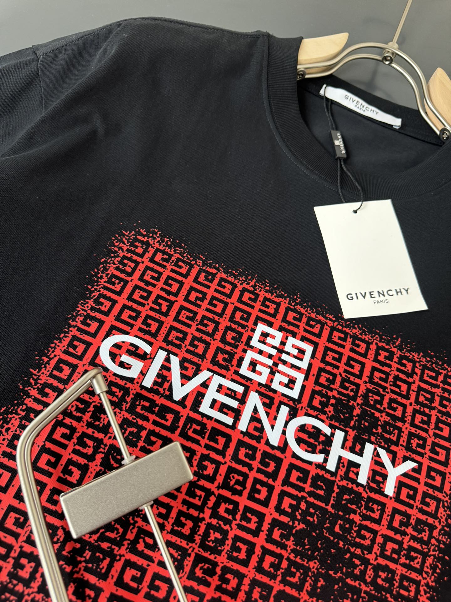 Givenchy*纪梵希*春夏最新款圆领时尚短袖T恤重克纯棉双纱纯棉面料！贴肤舒适耐看又好穿经典字母lo