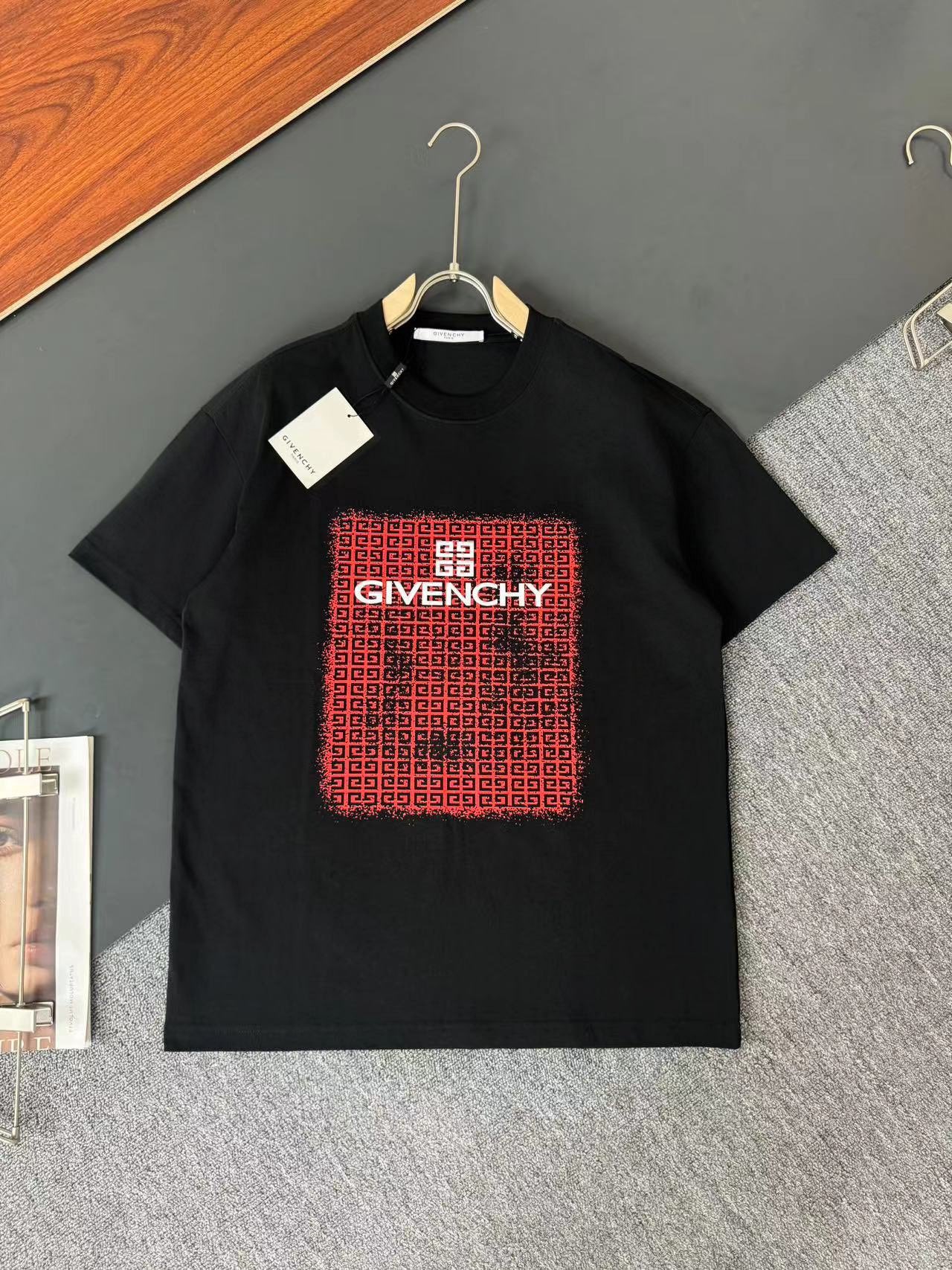 Givenchy*纪梵希*春夏最新款圆领时尚短袖T恤重克纯棉双纱纯棉面料！贴肤舒适耐看又好穿经典字母lo