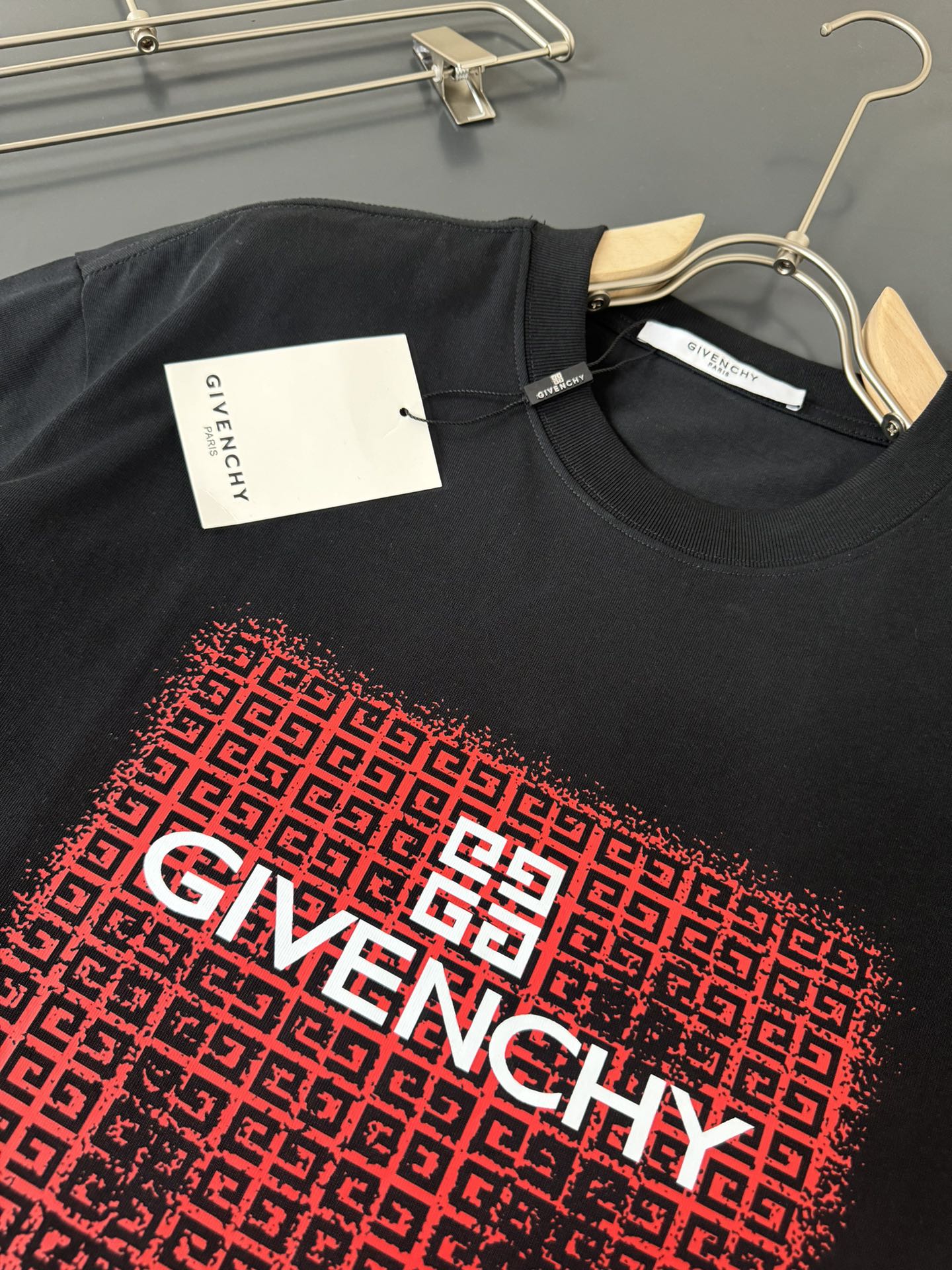 Givenchy*纪梵希*春夏最新款圆领时尚短袖T恤重克纯棉双纱纯棉面料！贴肤舒适耐看又好穿经典字母lo