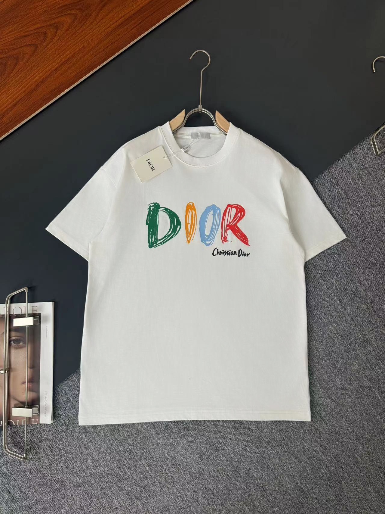 DIOR*迪奥*CD2024SS春夏最新款圆领时尚短袖T恤重克纯棉双纱纯棉面料！贴肤舒适耐看又好穿经典字