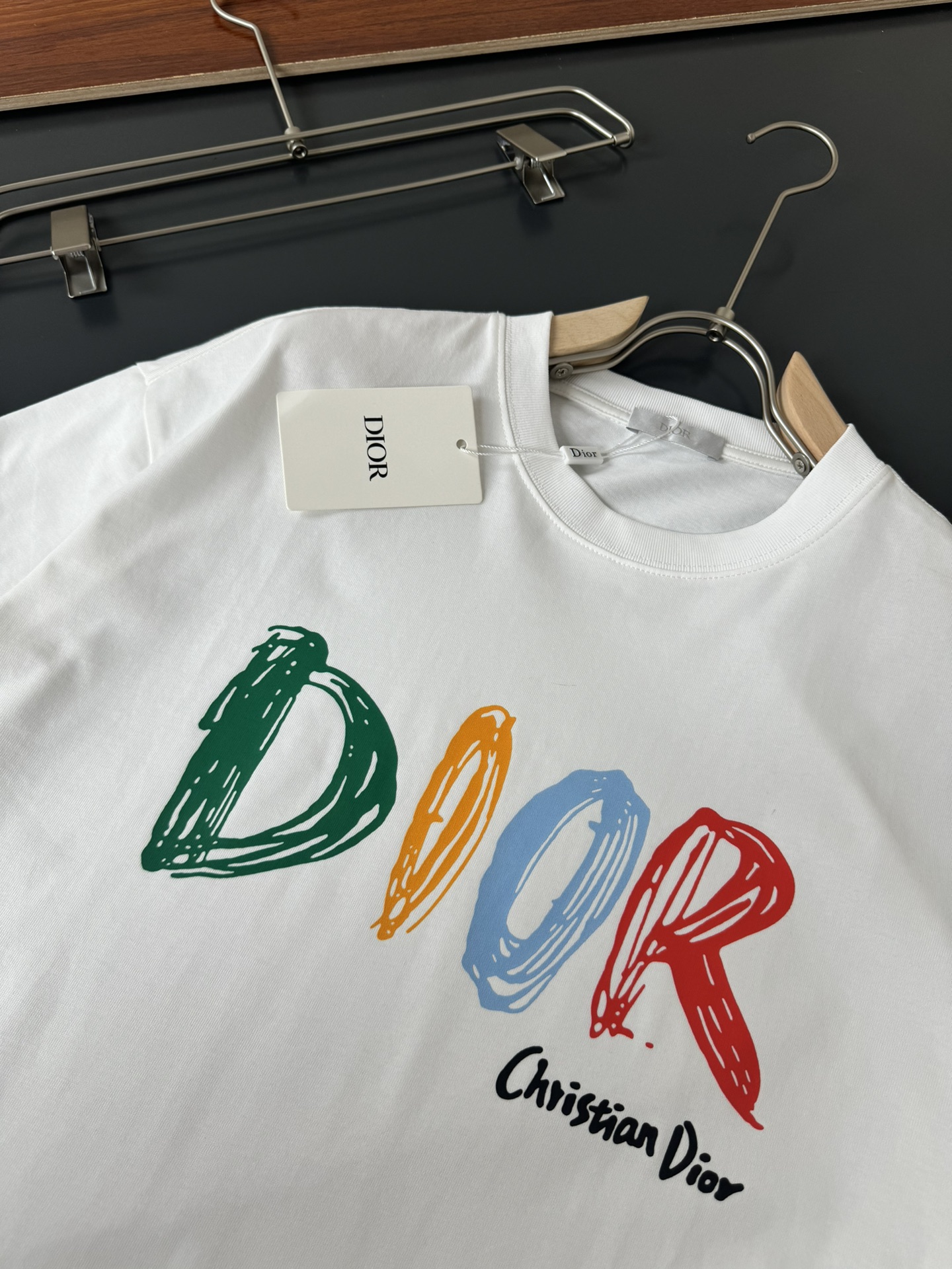 DIOR*迪奥*CD2024SS春夏最新款圆领时尚短袖T恤重克纯棉双纱纯棉面料！贴肤舒适耐看又好穿经典字