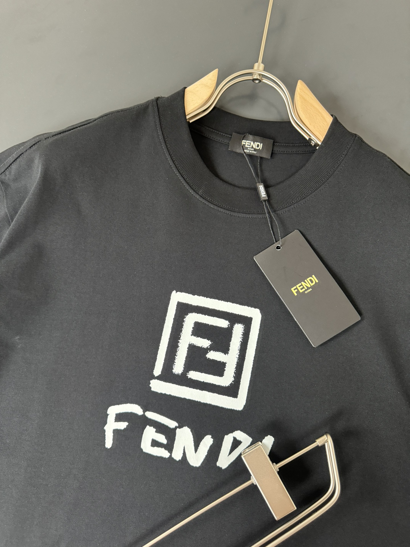 FENDI*芬迪*春夏最新款圆领时尚短袖T恤重克纯棉双纱纯棉面料！贴肤舒适耐看又好穿经典简约logo设计