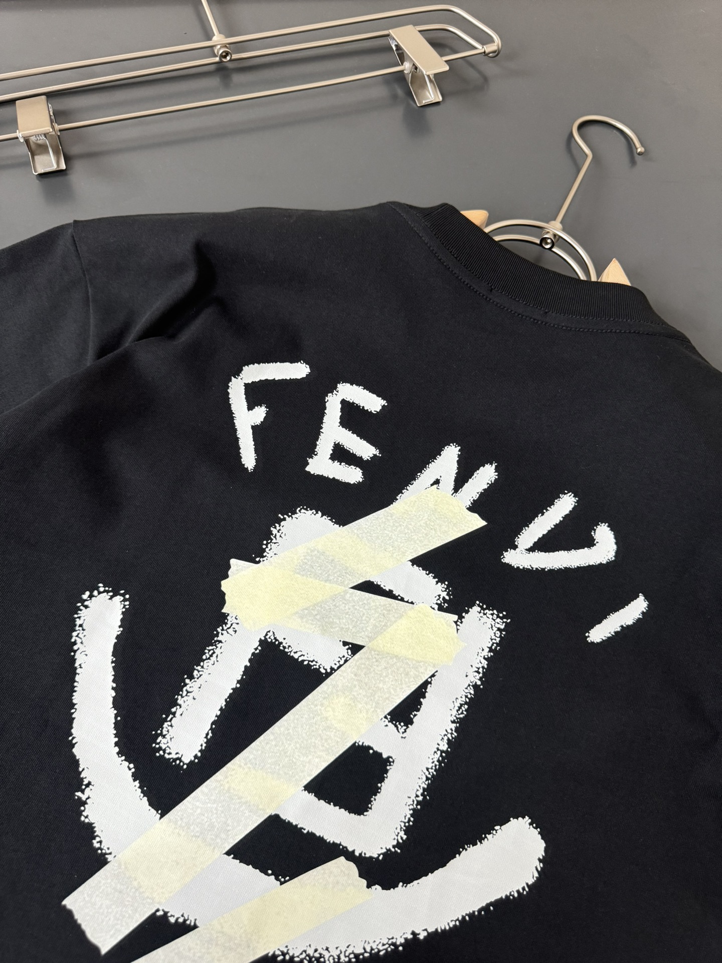 FENDI*芬迪*春夏最新款圆领时尚短袖T恤重克纯棉双纱纯棉面料！贴肤舒适耐看又好穿经典简约logo设计