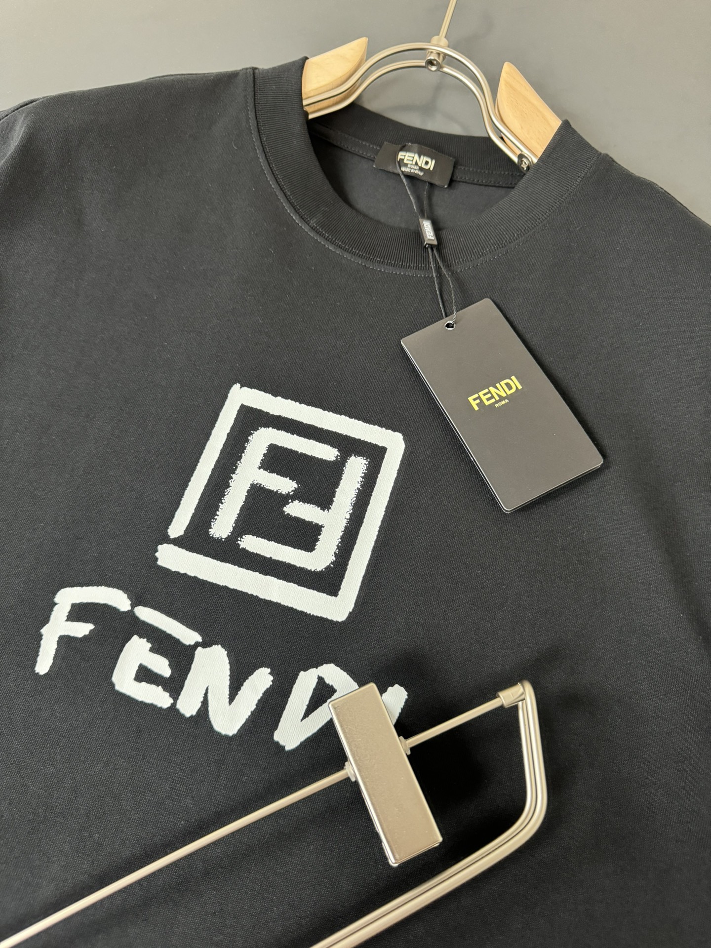 FENDI*芬迪*春夏最新款圆领时尚短袖T恤重克纯棉双纱纯棉面料！贴肤舒适耐看又好穿经典简约logo设计