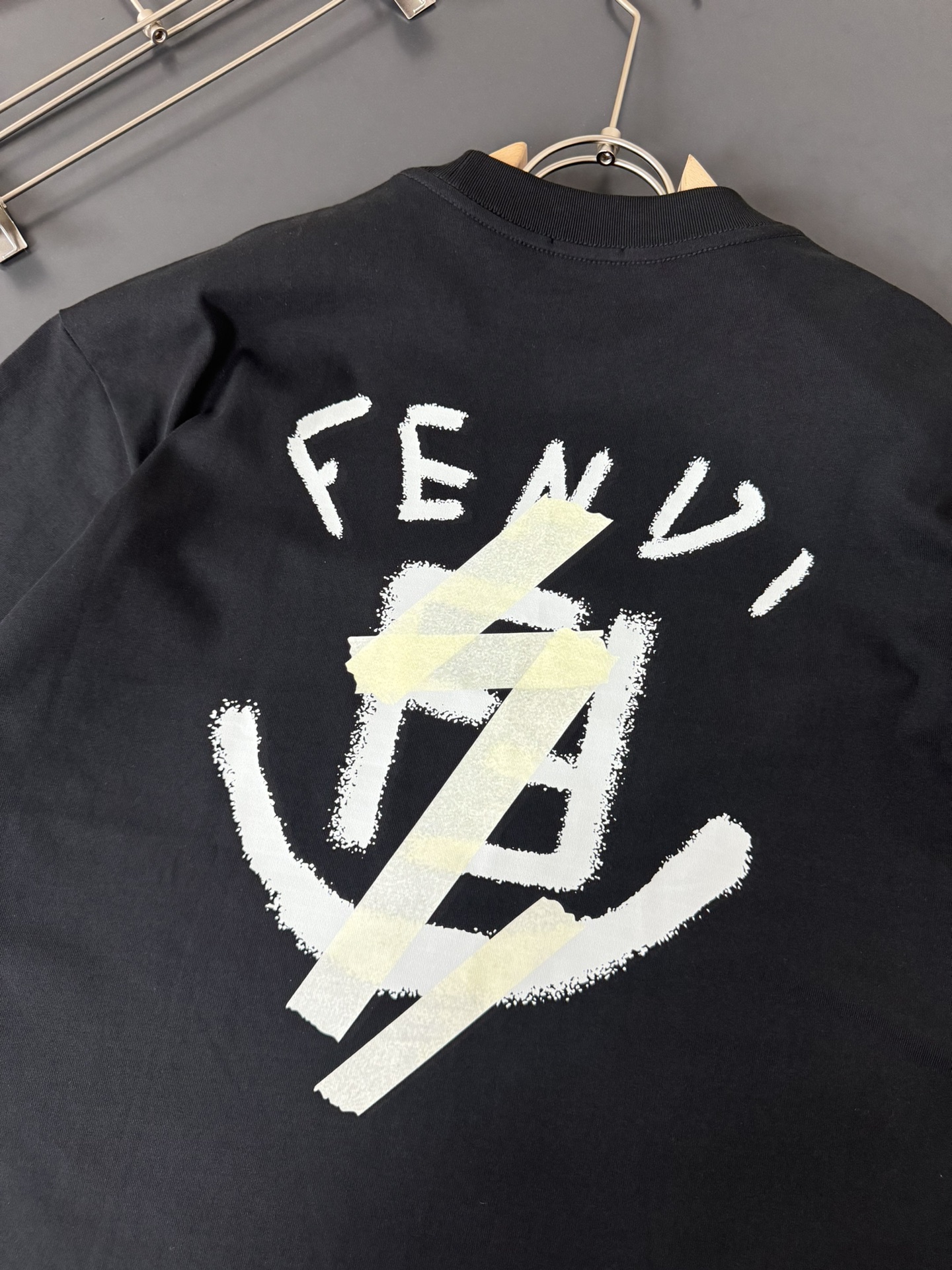 FENDI*芬迪*春夏最新款圆领时尚短袖T恤重克纯棉双纱纯棉面料！贴肤舒适耐看又好穿经典简约logo设计