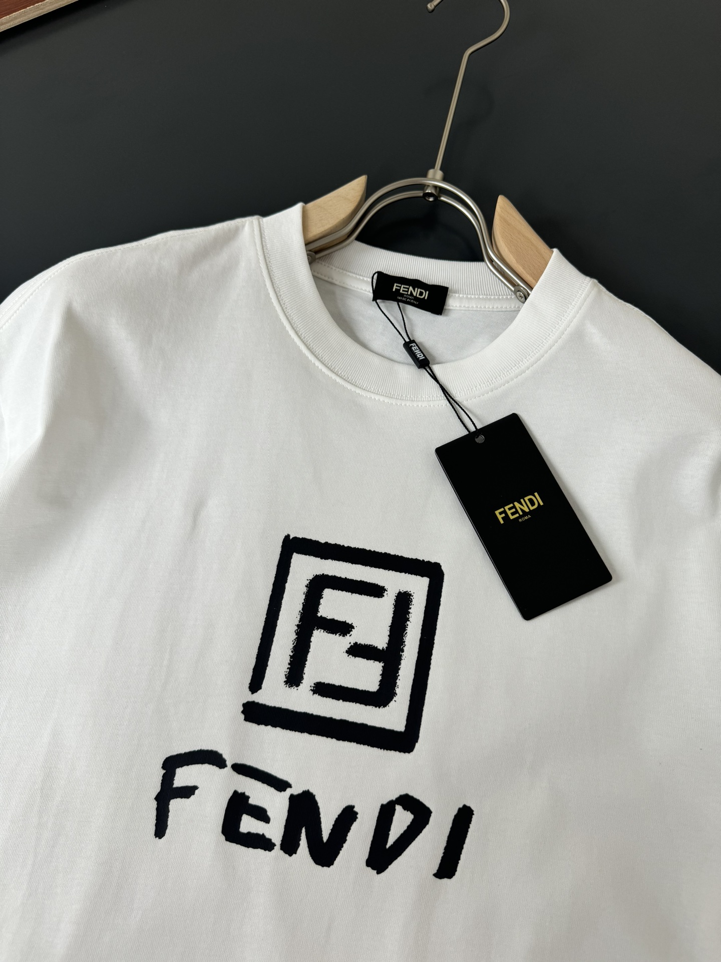 FENDI*芬迪*春夏最新款圆领时尚短袖T恤重克纯棉双纱纯棉面料！贴肤舒适耐看又好穿经典简约logo设计