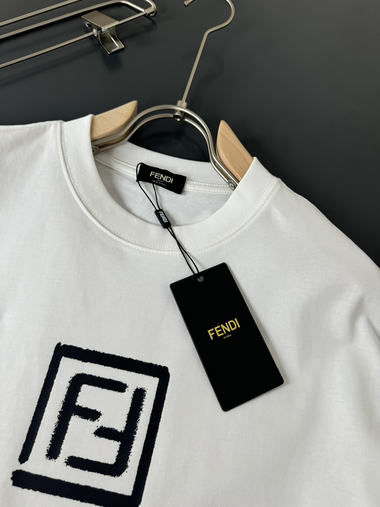 FENDI*芬迪*春夏最新款圆领时尚短袖T恤重克纯棉双纱纯棉面料！贴肤舒适耐看又好穿经典简约logo设计