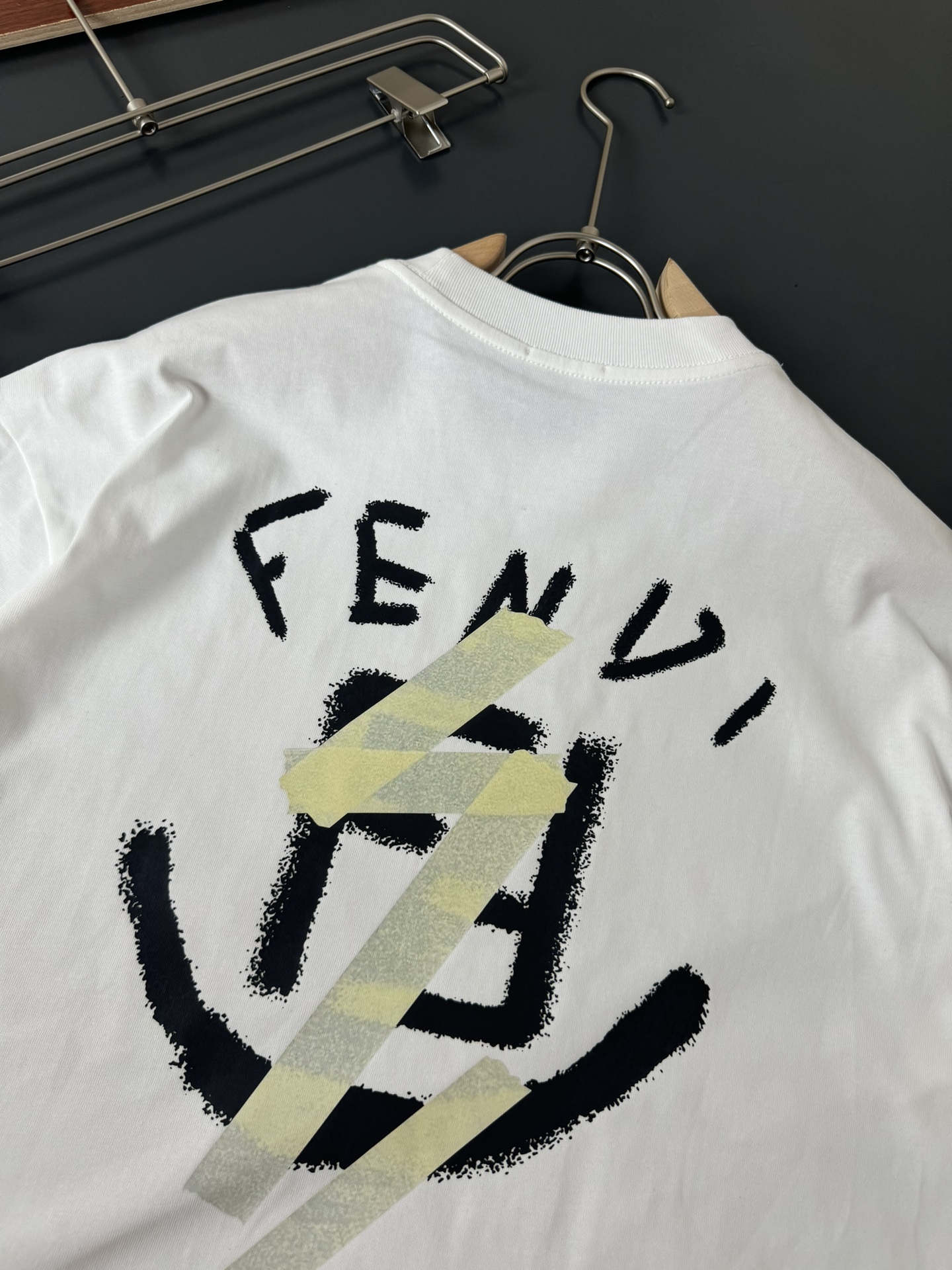 FENDI*芬迪*春夏最新款圆领时尚短袖T恤重克纯棉双纱纯棉面料！贴肤舒适耐看又好穿经典简约logo设计