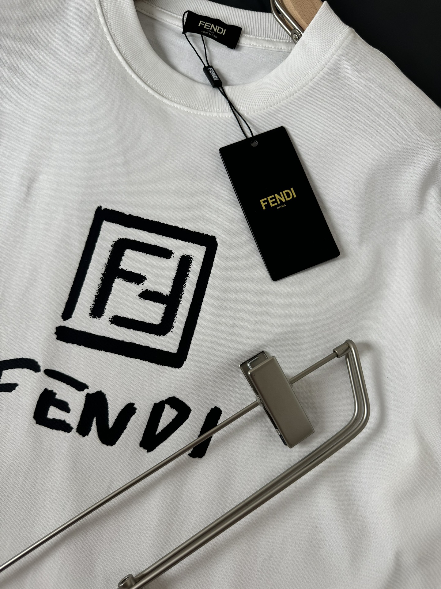 FENDI*芬迪*春夏最新款圆领时尚短袖T恤重克纯棉双纱纯棉面料！贴肤舒适耐看又好穿经典简约logo设计