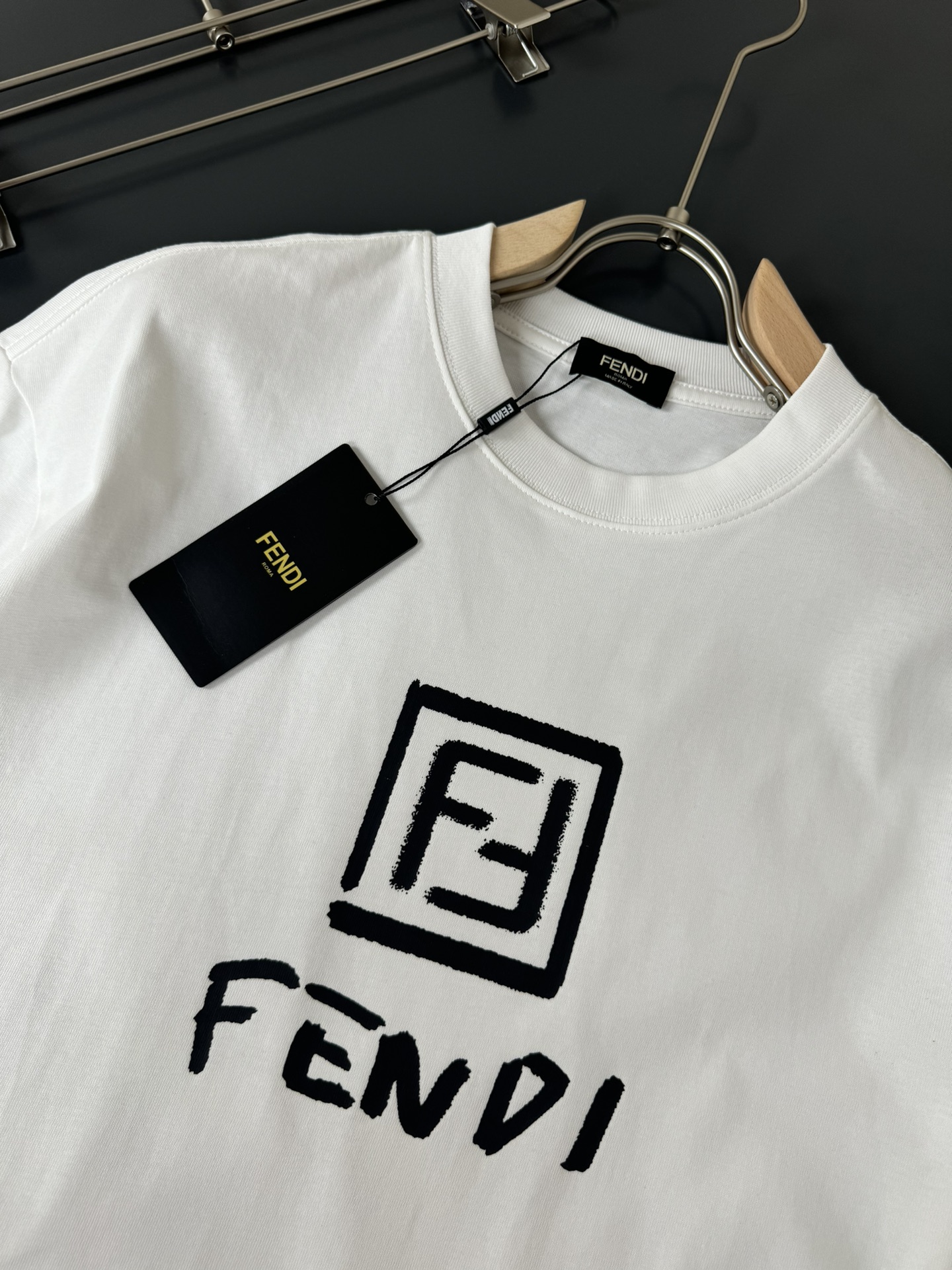 FENDI*芬迪*春夏最新款圆领时尚短袖T恤重克纯棉双纱纯棉面料！贴肤舒适耐看又好穿经典简约logo设计