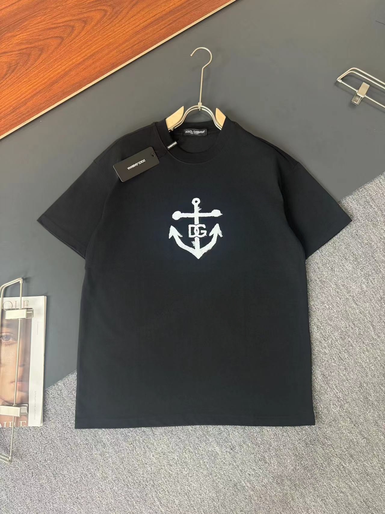 Dolce&Gabbana* Dolce & Gabbana*DG* última camiseta de cuello redondo de manga corta de primavera/verano, tejido de algo…