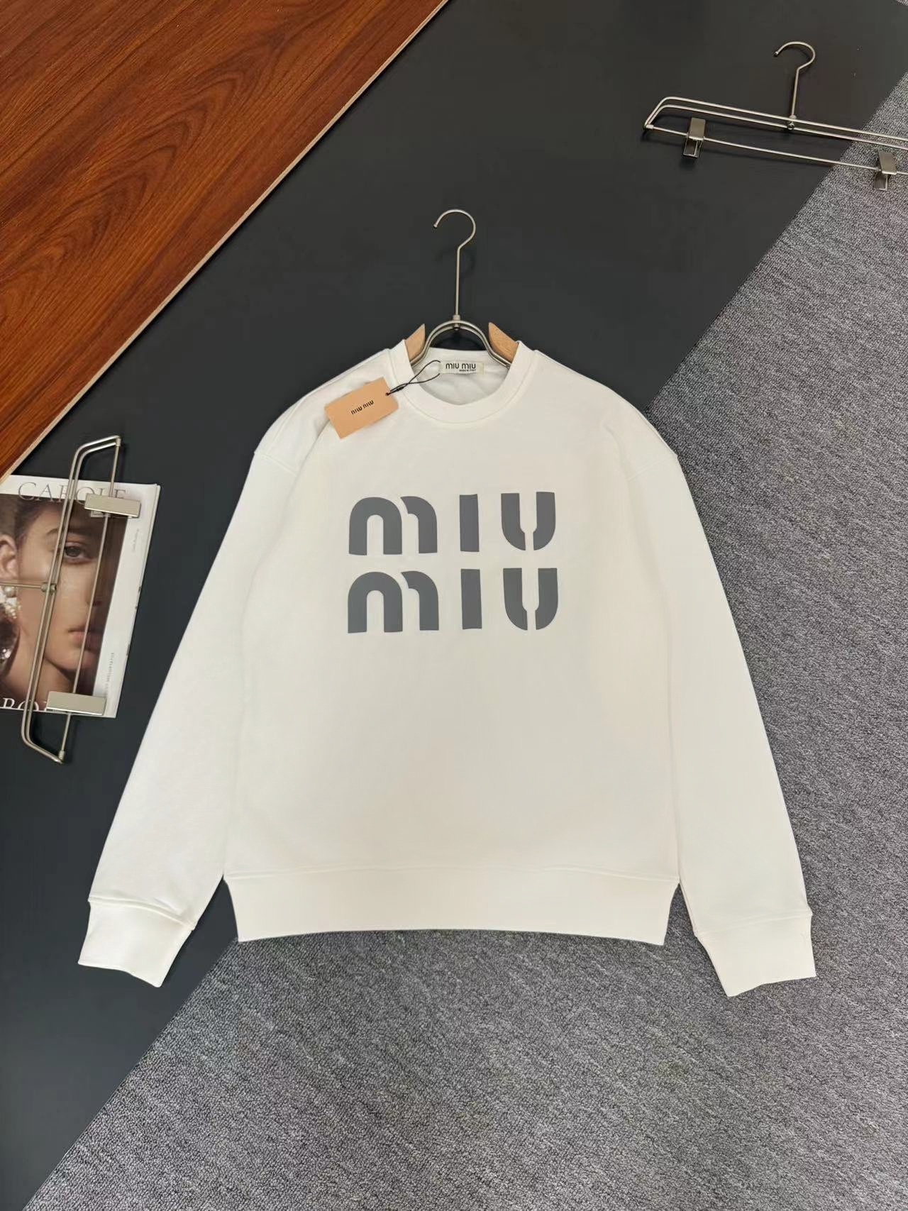 Miu Miu* sudadera de cuello redondo de manga larga de nueva temporada otoño/invierno, diseño de logo con tecnología de …