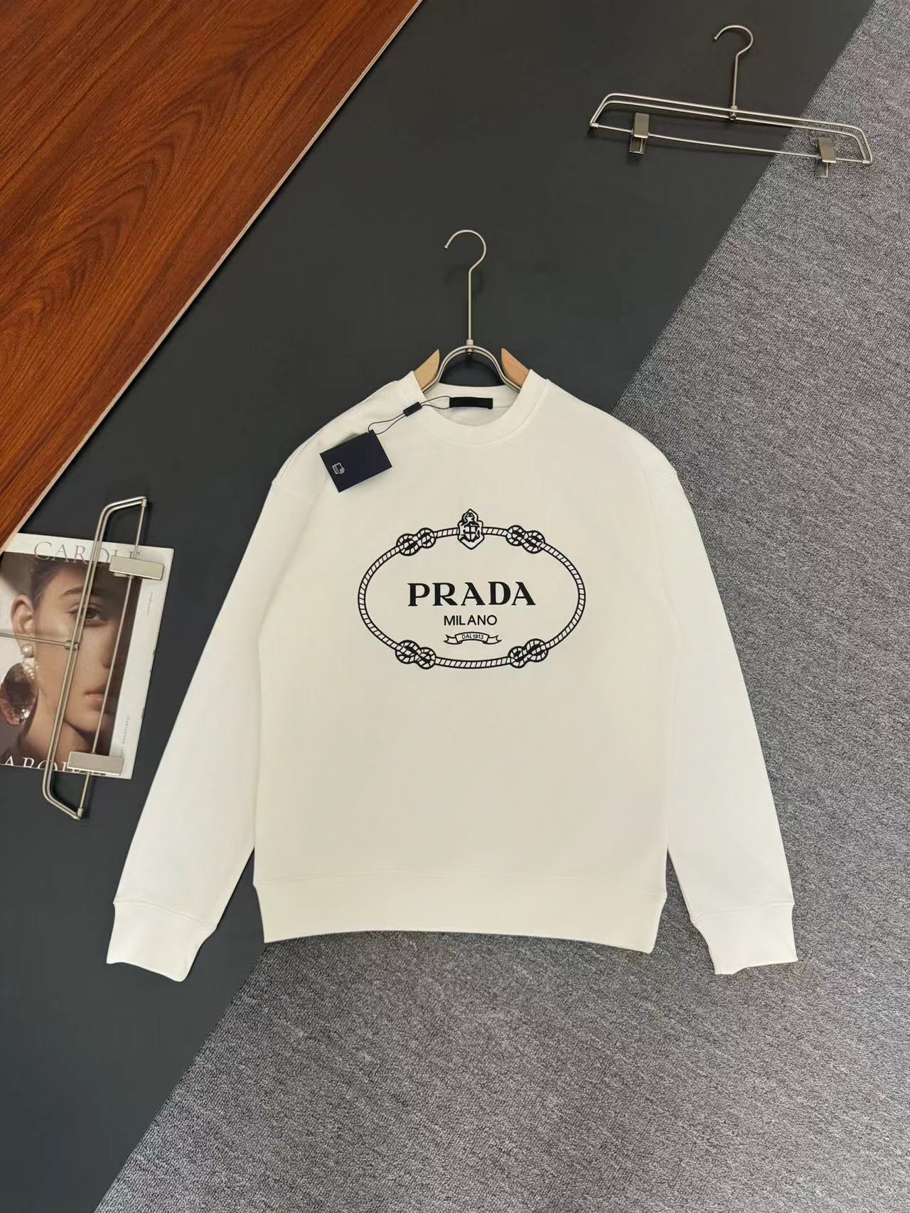Prada *Prada* ¡la última sudadera de manga larga con cuello redondo y moda de otoño e invierno, diseño de logotipo impr…