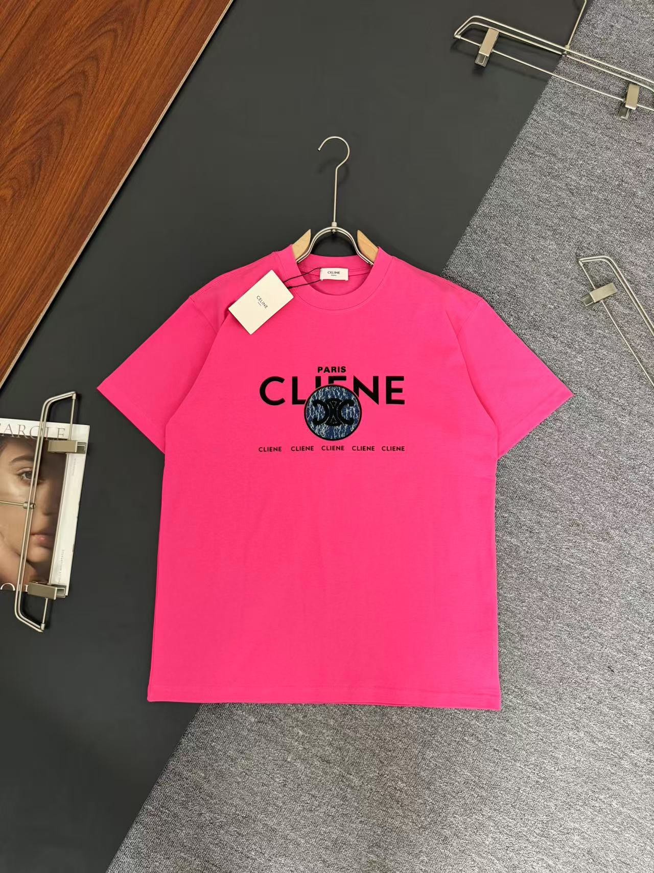CELINE*赛琳*320g克重磅纯棉t恤宽松版型 重工硅胶➕牛仔布工艺logo设计 春夏新款圆领时尚短袖t恤 贴肤舒适，耐看又好穿 原厂工艺一丝不苟，休闲百搭必备款 颜色：白色 黑色 玫红色 码数：S M L XL XXL