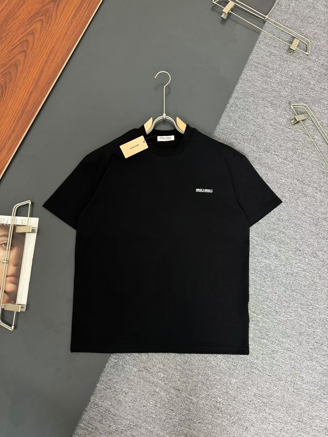 Miu Miu* 280g algodón puro pesado camiseta de corte holgado, diseño de logo bordado, nueva temporada primaver…