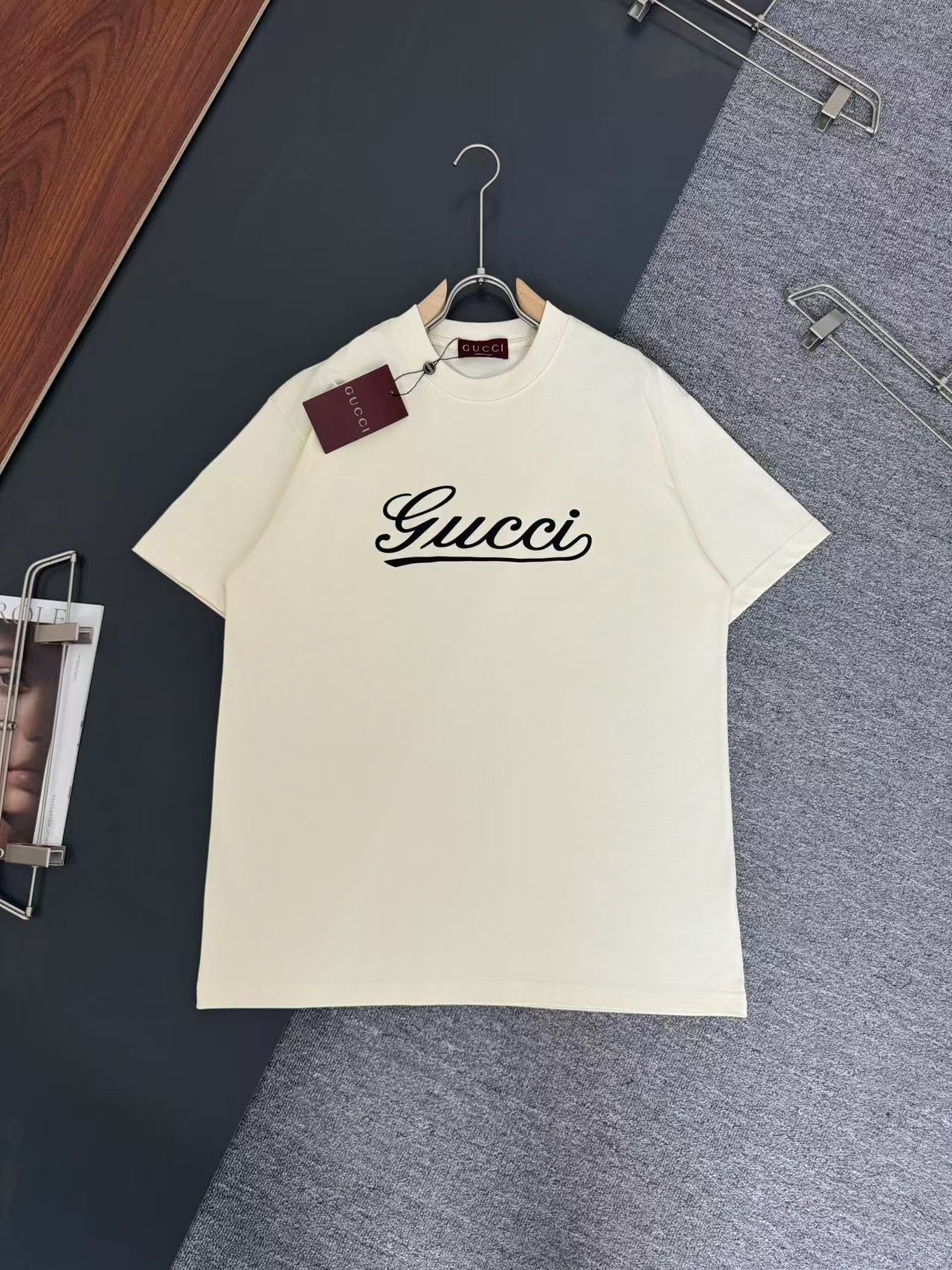 GUCCI*Gucci* Camiseta de algodón puro de 320g de alto gramaje, corte holgado. Proceso de estampado con diseño de logo. …