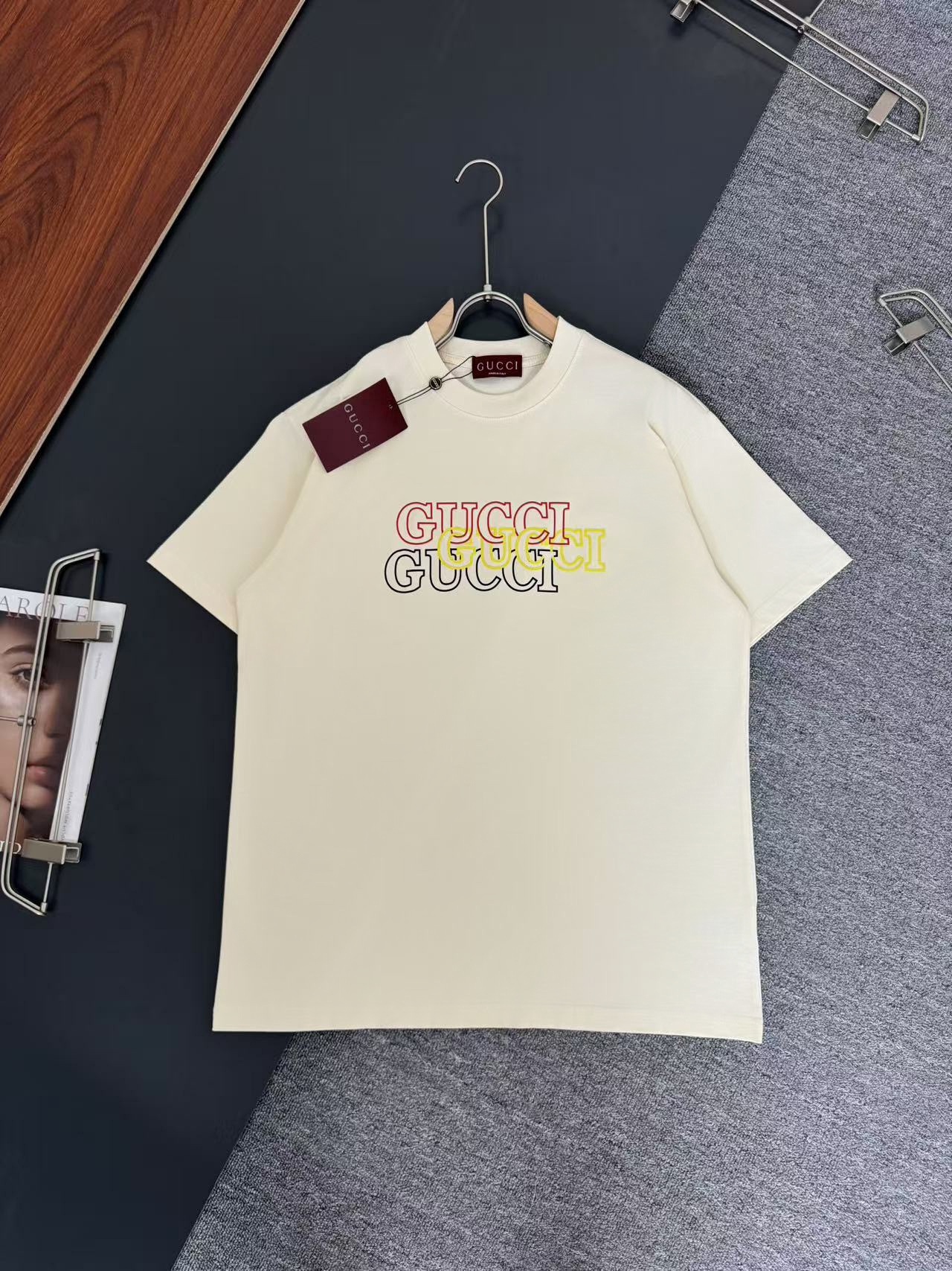 GUCCI*Gucci* Camiseta de algodón puro de 320g de alto gramaje, corte holgado. Proceso de estampado con diseño de logo. …