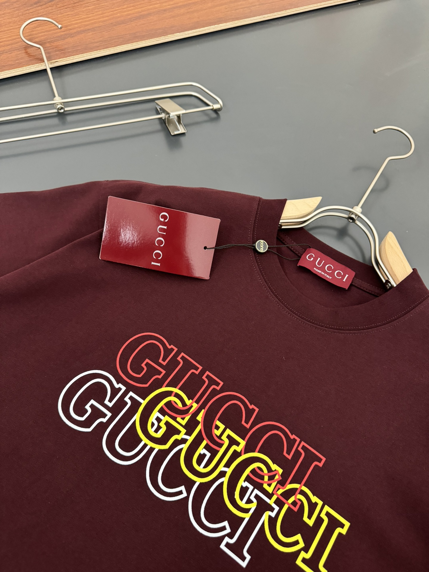 「🍉」
🌟 P130✨✨
GUCCI*古奇*320g克重磅纯棉t恤宽松版型
印花工艺logo设计
春夏新款圆领时尚短袖t恤
贴肤舒适，耐看又好穿
原厂工艺一丝不苟，休闲百搭必备款  
颜色：黑色 杏色 安可拉红
码数：S M L XL XXL