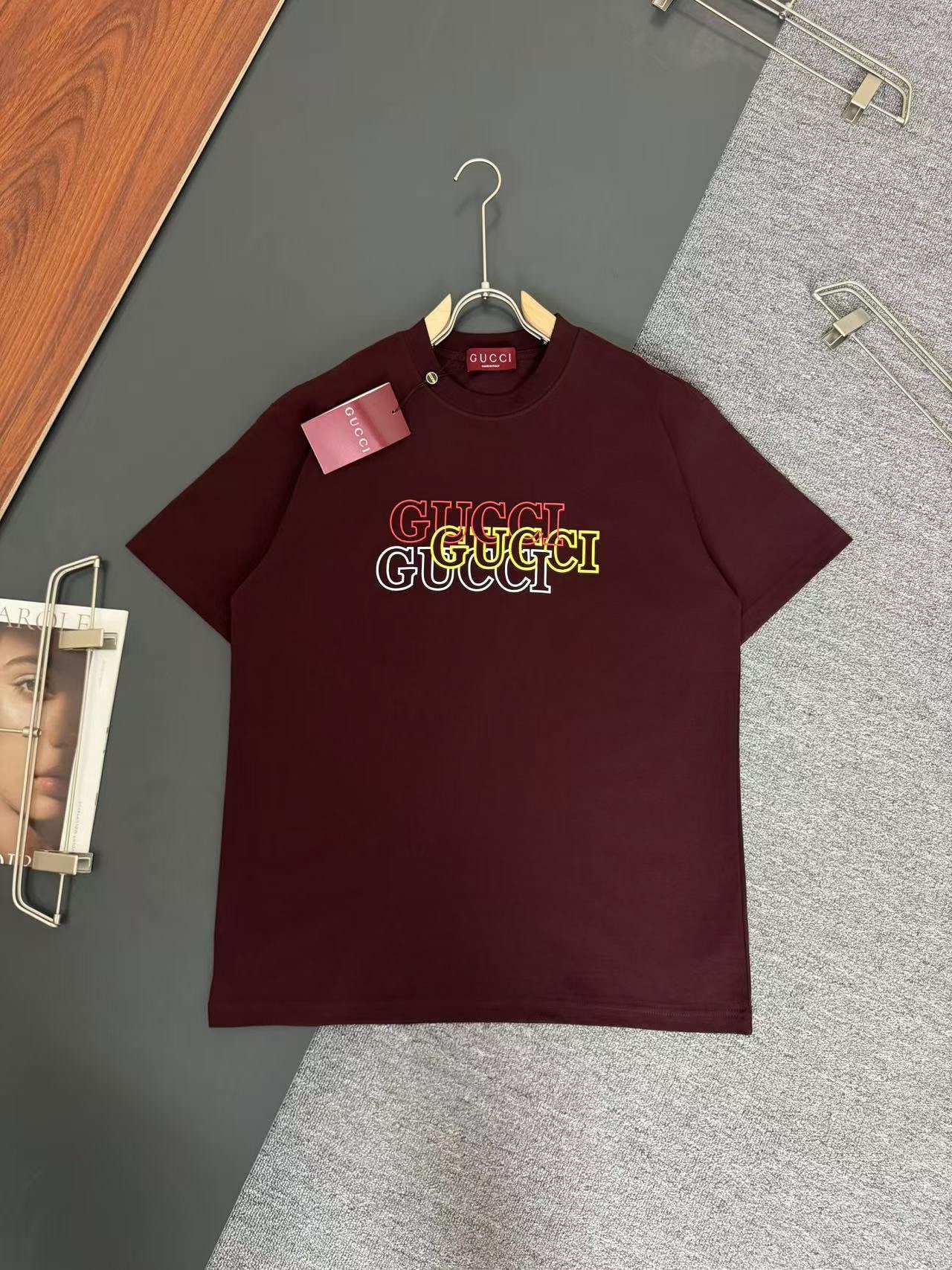 「🍉」
🌟 P130✨✨
GUCCI*古奇*320g克重磅纯棉t恤宽松版型
印花工艺logo设计
春夏新款圆领时尚短袖t恤
贴肤舒适，耐看又好穿
原厂工艺一丝不苟，休闲百搭必备款  
颜色：黑色 杏色 安可拉红
码数：S M L XL XXL
