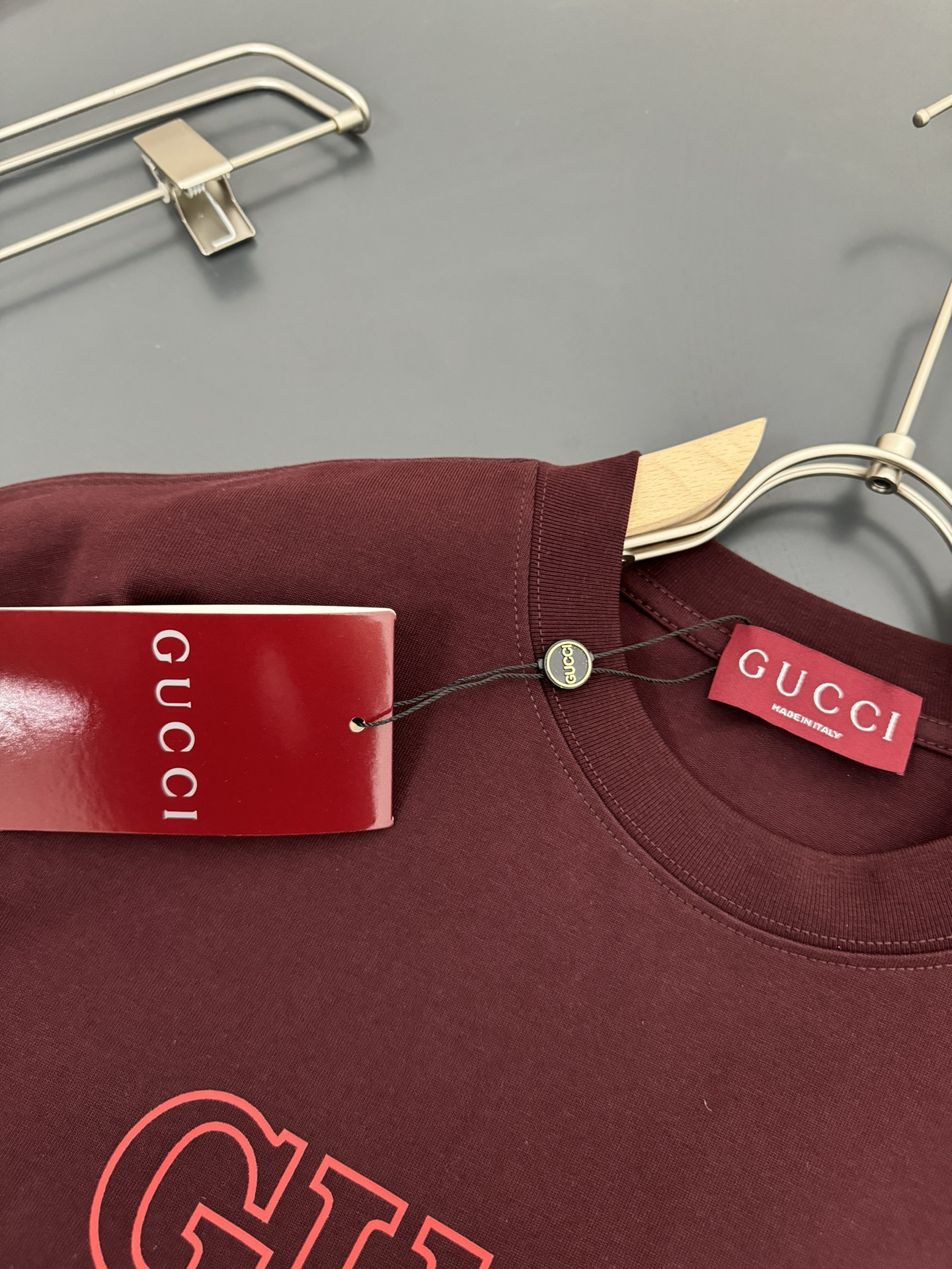 「🍉」
🌟 P130✨✨
GUCCI*古奇*320g克重磅纯棉t恤宽松版型
印花工艺logo设计
春夏新款圆领时尚短袖t恤
贴肤舒适，耐看又好穿
原厂工艺一丝不苟，休闲百搭必备款  
颜色：黑色 杏色 安可拉红
码数：S M L XL XXL