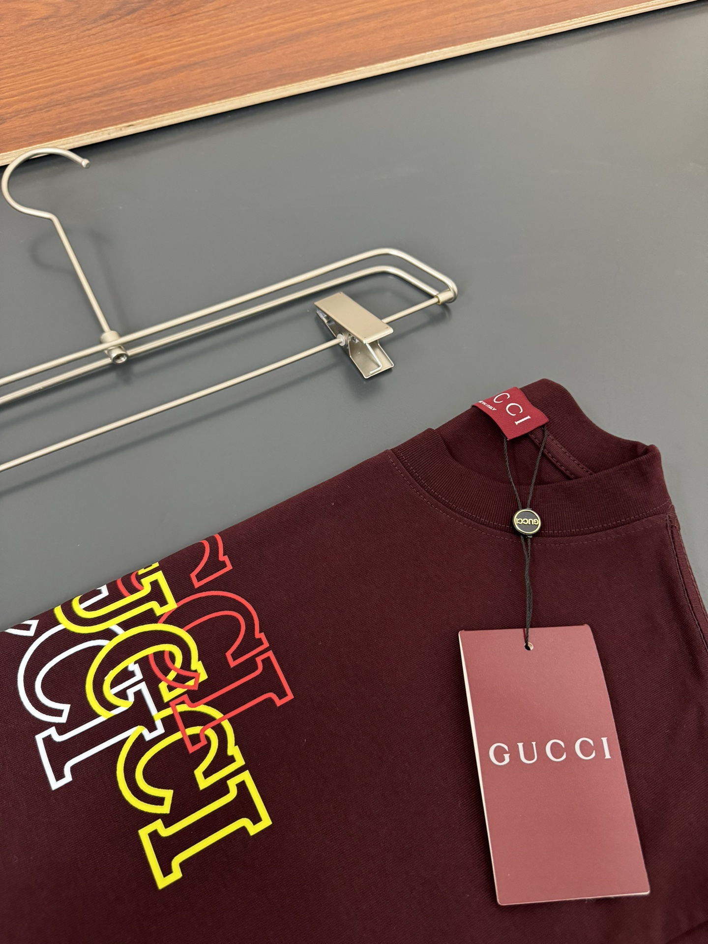 「🍉」
🌟 P130✨✨
GUCCI*古奇*320g克重磅纯棉t恤宽松版型
印花工艺logo设计
春夏新款圆领时尚短袖t恤
贴肤舒适，耐看又好穿
原厂工艺一丝不苟，休闲百搭必备款  
颜色：黑色 杏色 安可拉红
码数：S M L XL XXL