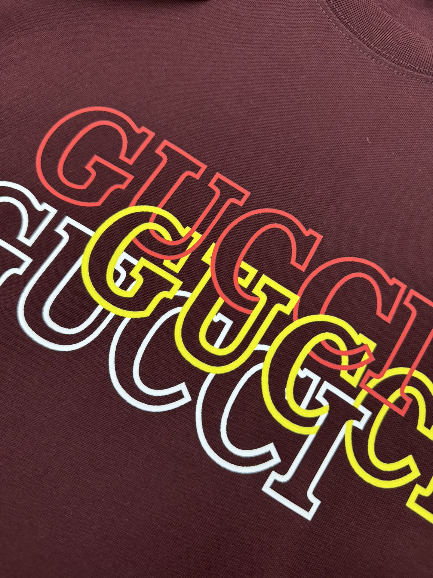 「🍉」
🌟 P130✨✨
GUCCI*古奇*320g克重磅纯棉t恤宽松版型
印花工艺logo设计
春夏新款圆领时尚短袖t恤
贴肤舒适，耐看又好穿
原厂工艺一丝不苟，休闲百搭必备款  
颜色：黑色 杏色 安可拉红
码数：S M L XL XXL