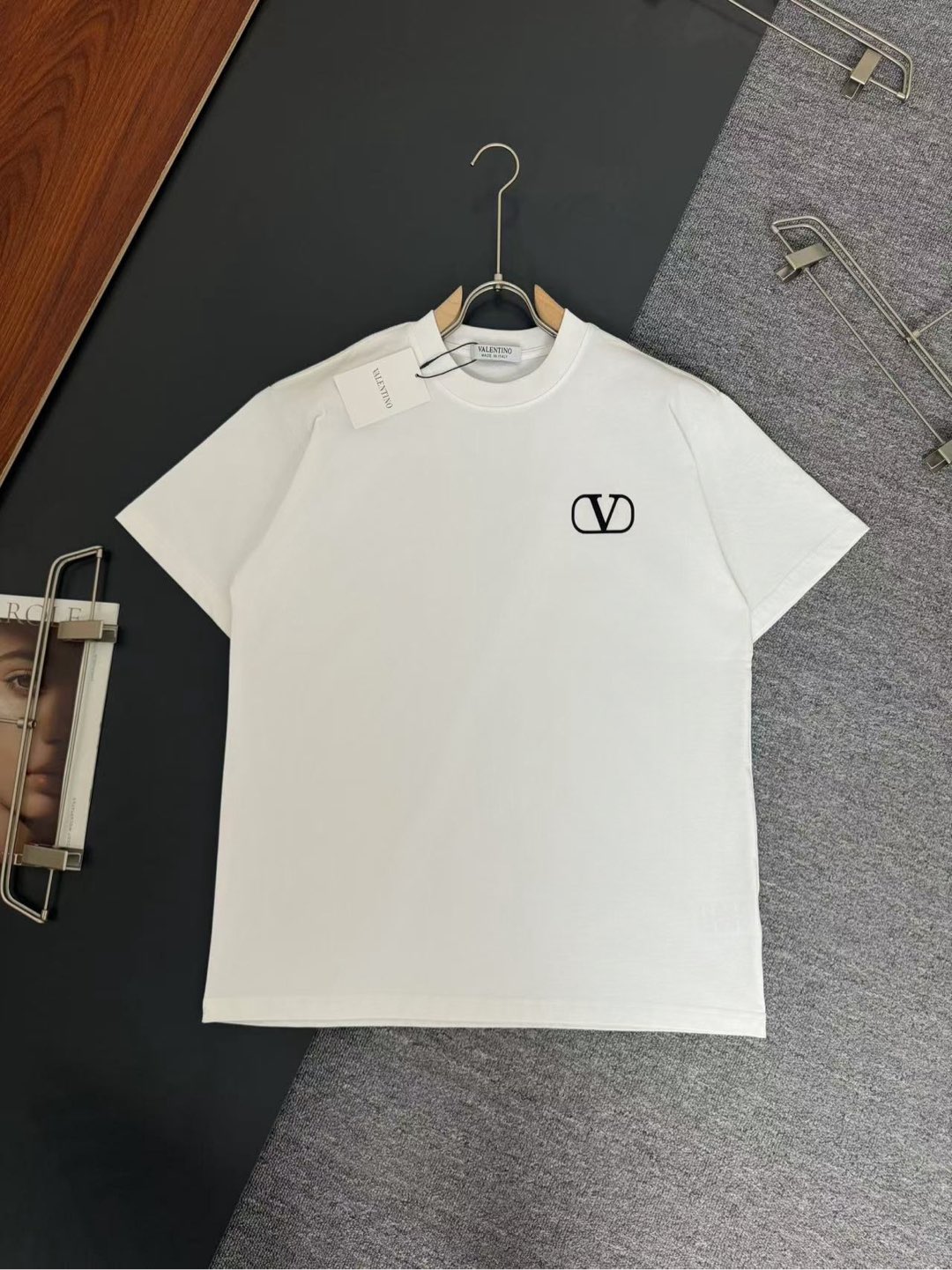 *VALENTINO*华伦天奴*320g克重磅厚实透气宽松版型 硅胶工艺logo设计 春夏新款圆领时尚短袖t恤 贴肤舒适，耐看又好穿 原厂工艺一丝不苟，休闲百搭必备款 颜色：黑色 白色 安可拉红 码数：S M L XL XXL
