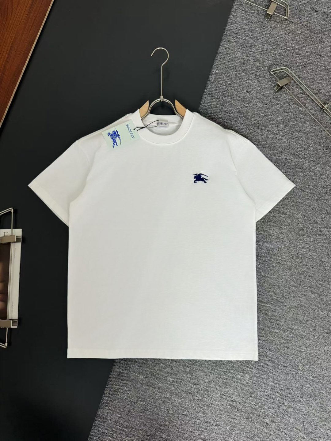 burberry* Burberry*BBR* Camiseta de algodón puro pesado de 280 g con corte holgado, diseño de logotipo con proceso de b…