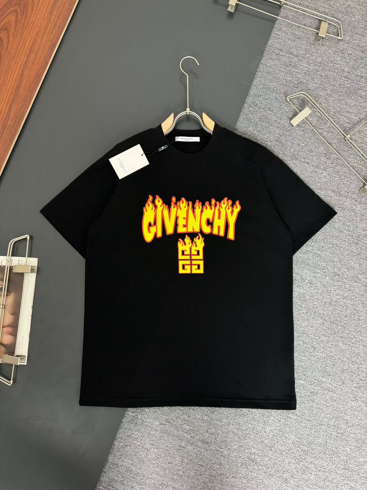 La camiseta de algodón pesado de 320 g de Givenchy* de Givenchy* es gruesa, transpirable y holgada. Diseño de logotipo …