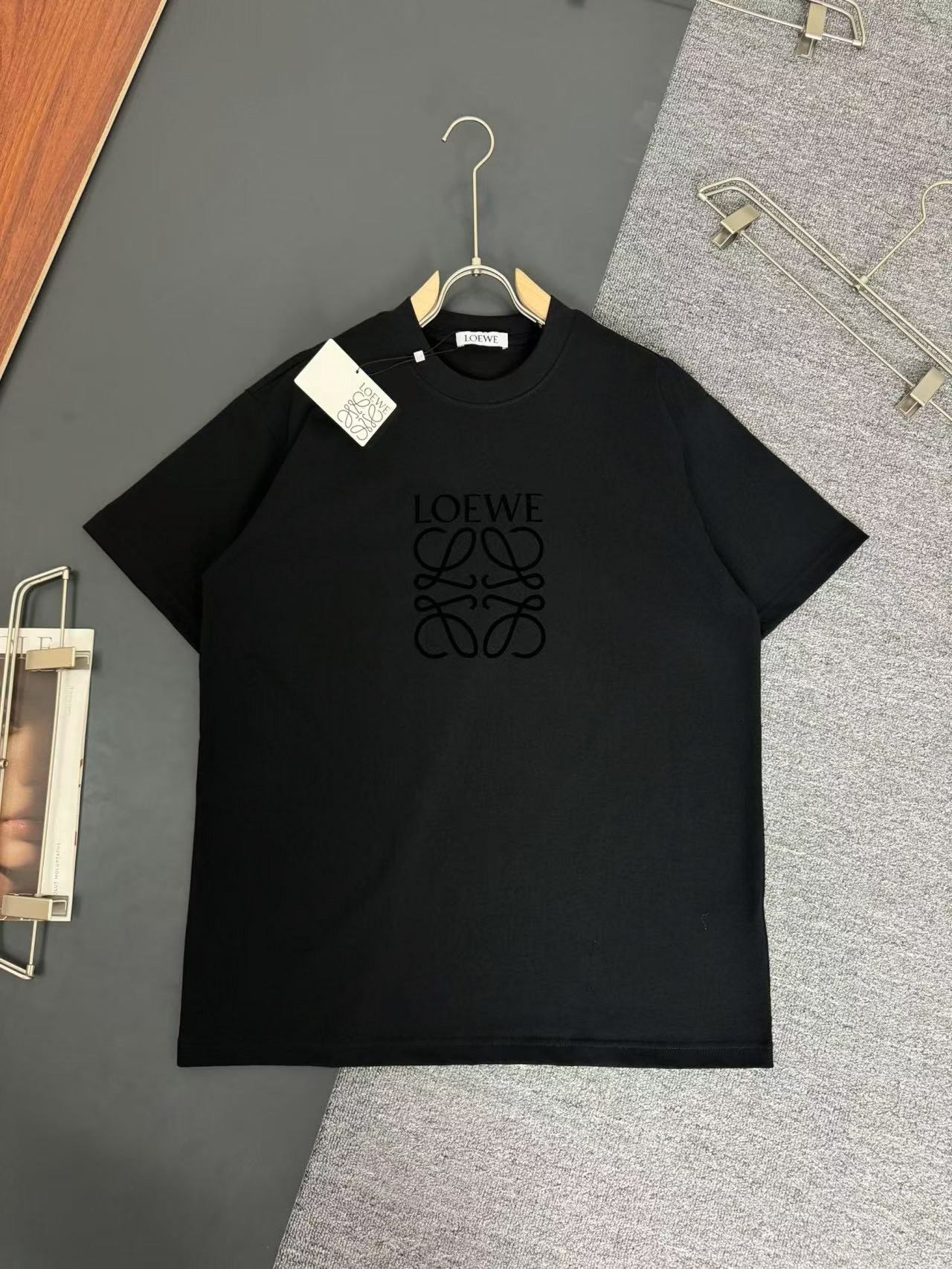 🅿️105 LOEWE*罗意威*320g克重磅厚实透气纯棉t恤宽松版型 定制植绒工艺logo设计 春夏新款圆领时尚短袖t恤 贴肤舒适，厚实透气，耐看又好穿 原厂工艺一丝不苟，休闲百搭必备款 颜色：白色 黑色 码数：S M L XL XXL