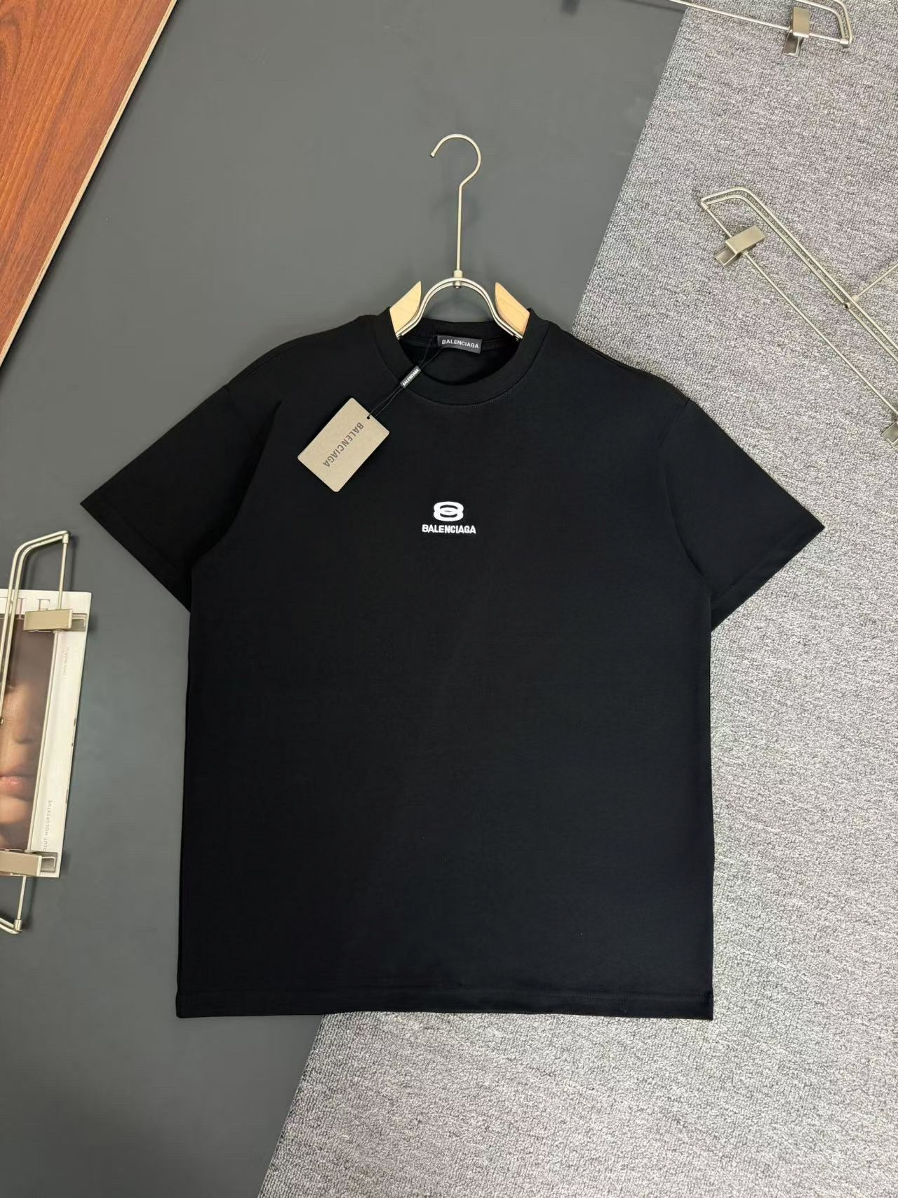 NO:127178,Balenciaga*280g heavy pure cotton T-shirt loose version, embroidery craft logo design, spring and summer new round neck fashionable short-sleeved T-shirt, comfortable skin, durable and easy to wear, original factory craftsmanship, necessity for casual and versatile color, white, black, S M L XL XXL,,balenciaga,balenciaga,T-shirt,tees,t-shirt,alexander wang19860909Balenciaga*巴黎世家*280g克重磅纯棉t恤宽松版 刺绣工艺logo设计 春夏新款圆领时尚短袖t恤 贴肤舒适,耐看又好穿 原厂工艺一丝不苟,休闲百搭必备款  颜色白色 黑色 码数S M L XL XXL,,balenciaga,balenciaga,T-shirt,tees，t-shirt,alexander wang,Men's clothing