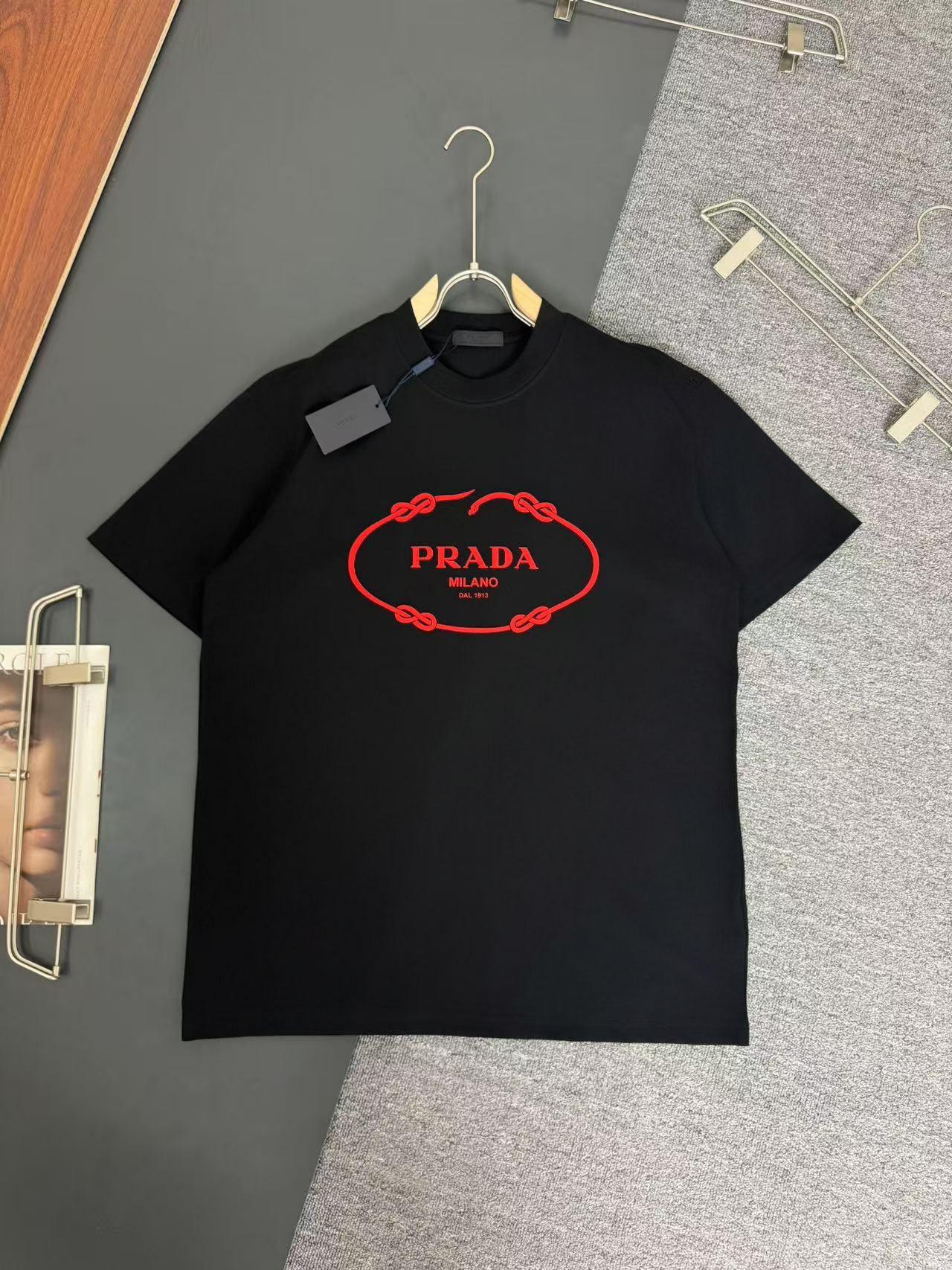 Prada*Prada*Camiseta de algodón pesado de 320 g, versión holgada. Diseño del logotipo del proceso de impresión flocado.…