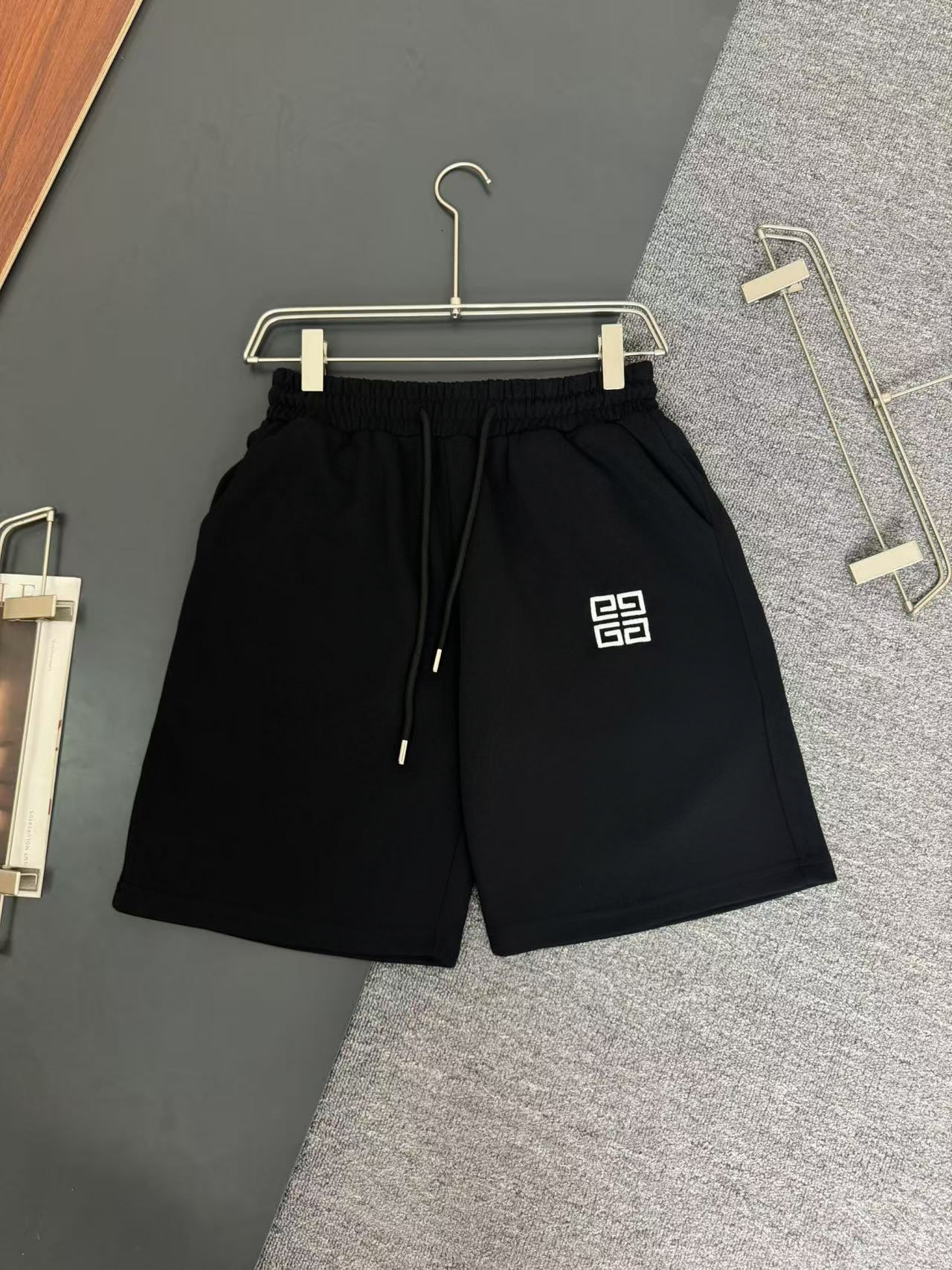 Pantalones cortos informales sueltos de puro algodón pesado de 400 g de Givenchy* con diseño de logotipo bordado. Panta…