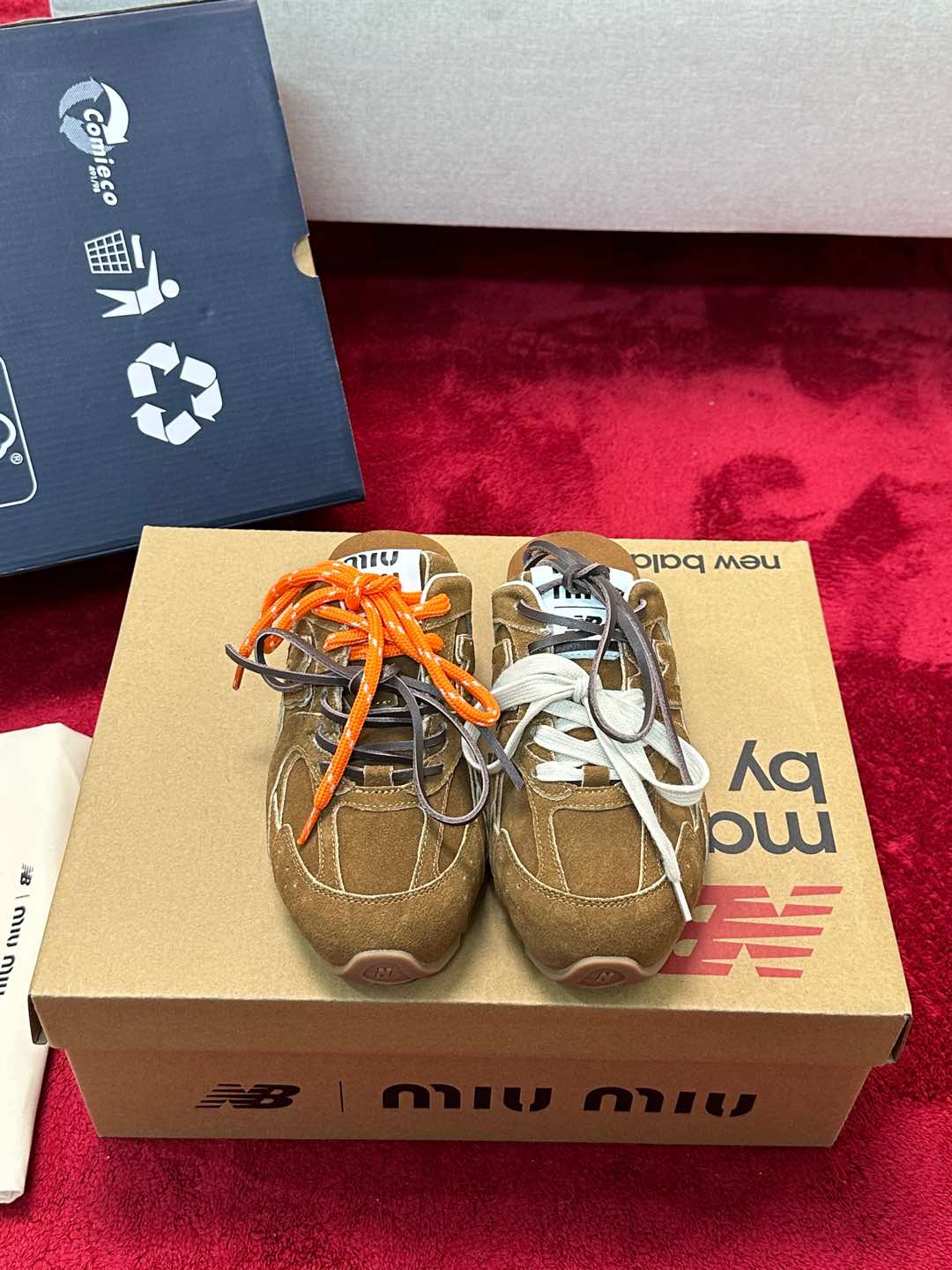 NO:234976,In stock, men's model 10. This year, we can't do without a pair of Miu training shoes. The top version, full set of accessories!  Miu co-branded New Balance has released a new model this time, this time it is a furry style. Mom is no longer afraid that I will be bare-legged in winter!  New plush style, fashionable and warm in winter!  Heavy industrial sheep suede on the upper, with lamb wool inside!  size 35-39 (40/41 order) men's code 39-44 (45 order), semi-drag, miumiu, chamois leather19860909现货出 男款10 2025今年不能没有一双 Miu德训鞋 顶级版本,全套配件出品！ Miu联名 New Balance 又出新款这次是毛毛款的,妈妈再也不怕我冬天光腿啦！全新加毛款 冬季搭配时髦又温暖！ 鞋面重工羊麂皮,内里皮毛一体羔羊毛！ size 35-39（40/41订）男码39-44（45订做）,半拖,miumiu,chamois leather,Women's Shoes