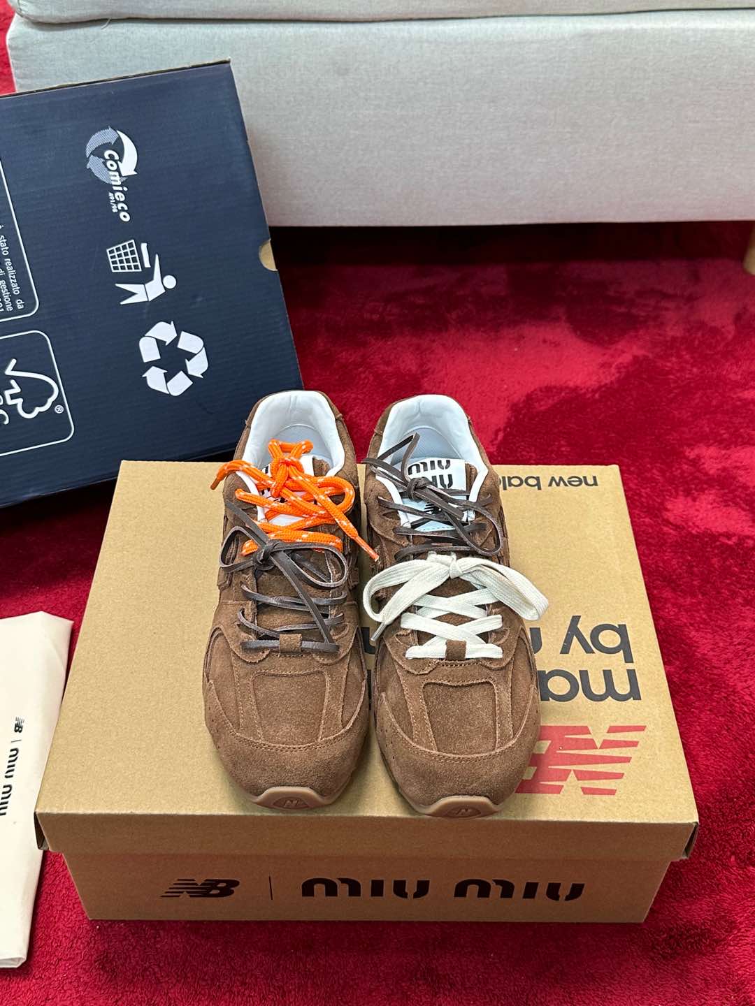 NO:233800,In stock, men's 10 models are available this year. This year, there is no need to be without a pair of Miu training shoes. The top version, full set of accessories produced!  Miu co-branded New Balance has released a new model this time, this time it is a furry style. Mom is no longer afraid that I will be bare-legged in winter!  New plush style, fashionable and warm in winter!  Heavy industrial sheep suede on the upper, with lamb wool inside!  size 35-39 (40/41 order) Men's size 39-44 (45 order), casual shoes/sports shoes, miumiu, sneakers, chamois leather19860909现货出 男款10 今年不能没有一双 Miu德训鞋 顶级版本,全套配件出品！ Miu联名 New Balance 又出新款这次是毛毛款的,妈妈再也不怕我冬天光腿啦！全新加毛款 冬季搭配时髦又温暖！ 鞋面重工羊麂皮,内里皮毛一体羔羊毛！ size 35-39（40/41订）男码39-44（45订做）,休闲鞋/运动鞋,miumiu,sneakers,chamois leather,Women's Shoes