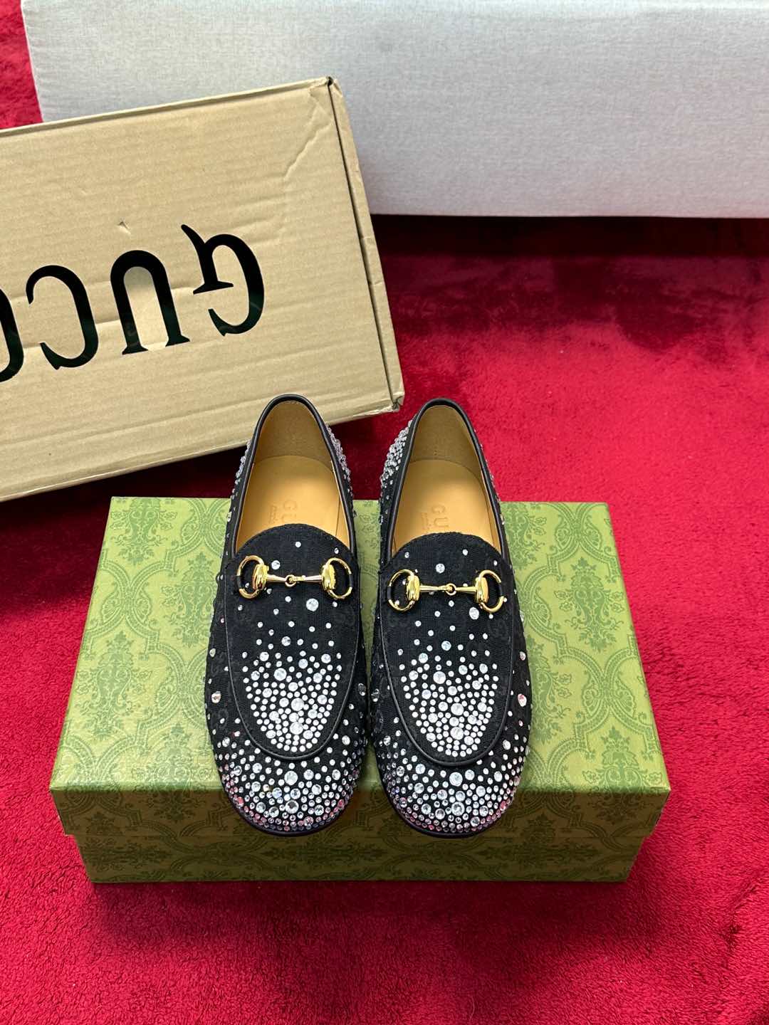 NO:234970,Half-drag loafers Gucc* Classic rhinestone horse-bit semi-drag/loafer series It has been popular for so many years and its fashion status has remained unabated. It can be seen how powerful it is. It must be owned by humans. It looks so good!  It's white and beautiful when worn. No matter how ordinary you look, it will become fashionable. Solid pure copper horse buckle. Perfect workmanship details. Welcome to compare. The fabric is made of original custom material. The inner foot pads are all sheepskin. Italian imported cowhide sole. Size35-39 (40/41), loafers, gucci, loafers, cowhide, sheepskin19860909半拖 乐福鞋 Gucc* 经典水钻马衔扣半拖/乐福鞋系列 火了这么多年它的时尚地位一直不减 可见它的魔力有多大 必须人手必备 太好看了！穿上就是白富美 再普通的look搭配它都会变得时髦 实心纯铜马衔扣 完美做工细节 欢迎对比 面料采用原版定制材质 内里垫脚均为羊皮 意大利进口牛皮大底 Size35-39（40/41）,乐福鞋,gucci,loafers,cowhide,sheepskin,Women's Shoes