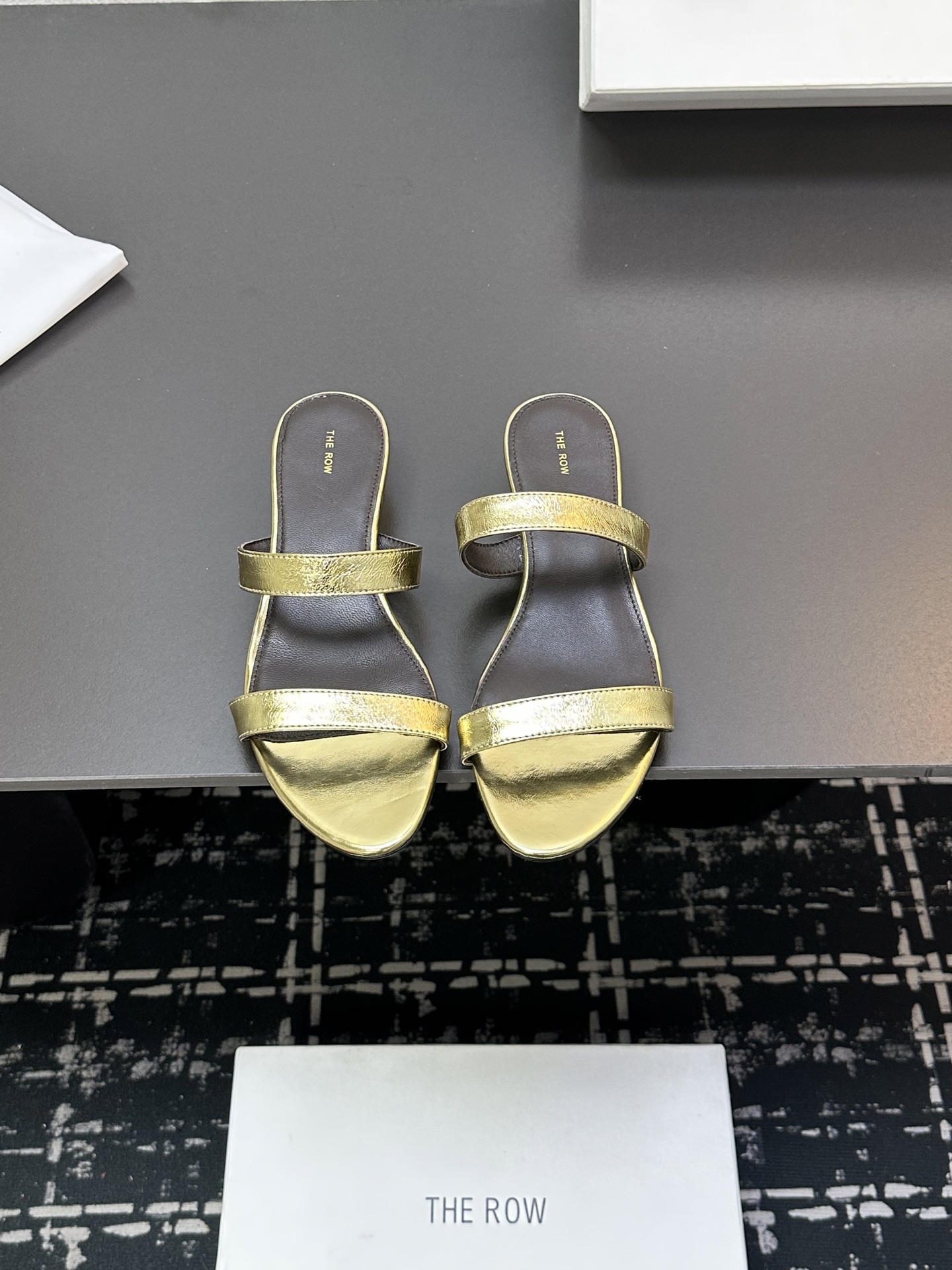 NO:241291,The row The leather minimalist and versatile flat sandals are really the most comfortable style I have ever worn, so soft!  The socks must take it away. It has a high-end and simple feeling, in fact, in addition to being beautiful, its comfort is really easy to wear so hard that it is reluctant to take it off!  Match with jeans, suit pants, skirts are not inconsistent, original fabric sheepskin, soles, original soles, Size#35-39 (40 customization, no return or replacement), slippers, sandals, slippers, skirts, jeans, business suit, sheepskin19860909the row 真皮极简百搭平底凉鞋鞋脚真的是史上我穿过最最舒服的款式太柔软啦！ 磨脚星人一定要收了它 有一丢高级又简约的感觉其实除了好看以外它的舒适度真的是好穿到舍不得脱下来啦！ 搭配牛仔裤 西装裤 半身裙都毫无违和感 面料原版羊皮 鞋底原版鞋底 Size#35-39（40定制不退不换）,拖鞋,sandals,slippers,skirts,jeans,business suit,sheepskin,Women's Shoes