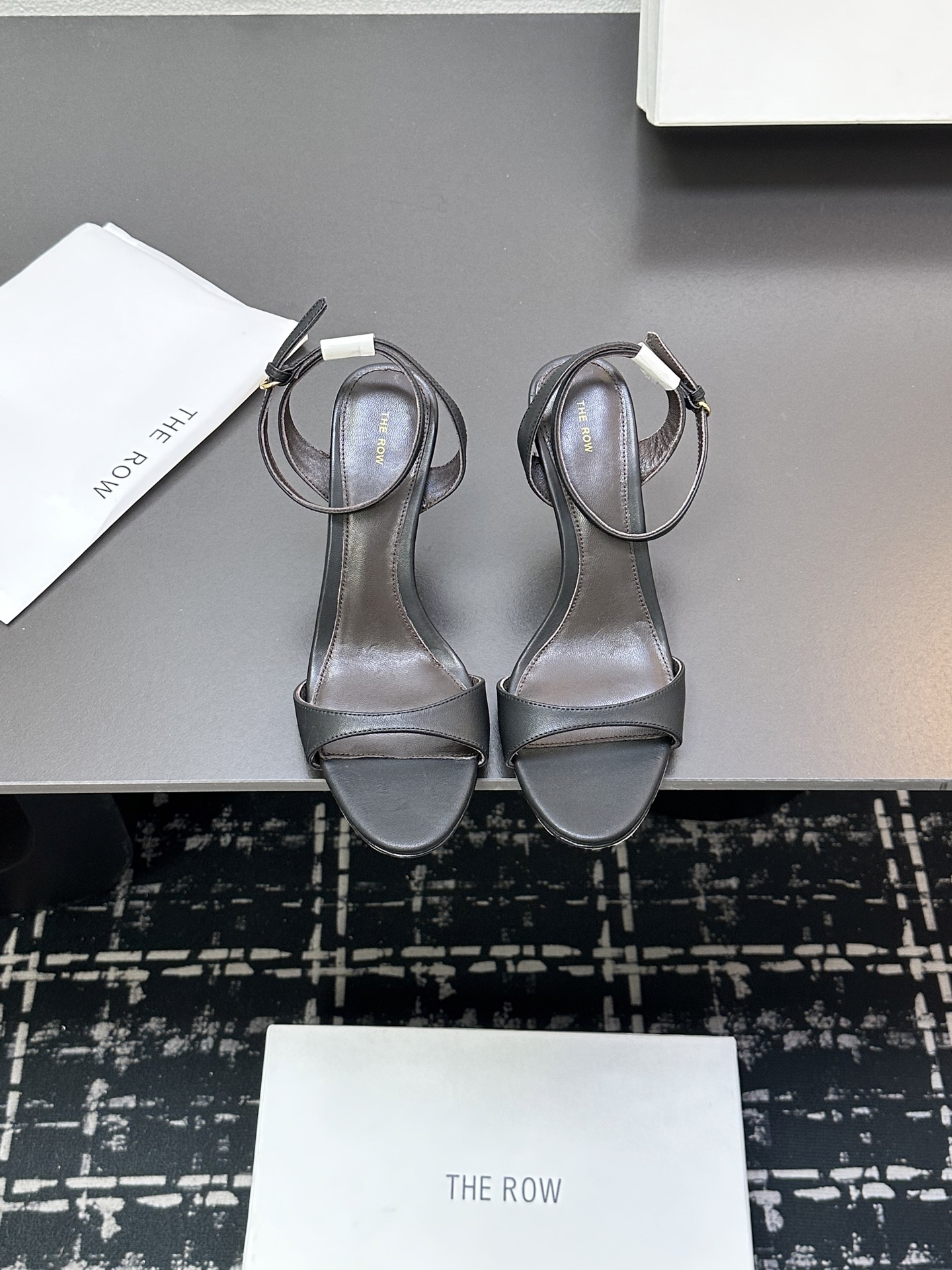 NO:241288,The Row 25ss kitten and simple open-toe lace-up sandals are so simple and fashionable!  There is no unnecessary design. It has a high-end and simple feeling, in fact, in addition to being good-looking, its comfort is really easy to wear so much that it is hard to take off!  Match with jeans, suit pants, skirts are not inconsistent. Original fabric cowhide, footbed sheepskin, sole genuine leather outsole, size 35~40 (40 custom made, no return or exchange), sandals, sandals, skirts, jeans, business suit, cowhide, sheepskin, Leather soles19860909The Row 25ss小猫跟简约露趾系带凉鞋 太简约时髦啦！没有一丢丢多余的设计 有一丢高级又简约的感觉其实除了好看以外它的舒适度真的是好穿到舍不得脱下来啦！ 搭配牛仔裤 西装裤 半身裙都毫无违和感 面料原版牛皮 垫脚羊皮 鞋底真皮大底 码数35~40（40定做不退换）,凉鞋,sandals,skirts,jeans,business suit,cowhide,sheepskin,Leather soles,Women's Shoes