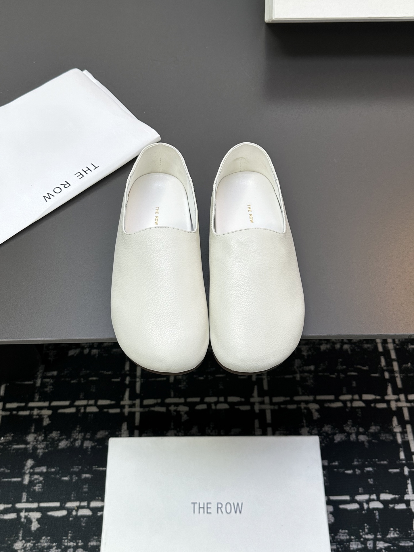 NO:245507,Purchasing grade THEROW 25ss Spring and Summer new loafers The correct way to open the high-end feel!  Simple and fashionable, fine workmanship, really must buy it. It is really amazing. The simpler the model, the more it tests the best style!  The upper is made of imported cowhide, inner foot padded sheepskin, original open molded rubber sole, Size#35-40 (40 custom made, no return or exchange), loafers, loafers, cowhide, sheepskin19860909代购级 THEROW 25ss 春夏新款 乐福鞋 高级感的正确打开方式！简洁又时髦 做工精细 真的一定要入手 真的很绝 越是看似简单的款越考验做版型之最！ 鞋面采用进口牛皮 内里垫脚羊皮 鞋底原版开模橡胶大底 Size#35-40（40订做不退换）,乐福鞋,loafers,cowhide,sheepskin,Women's Shoes