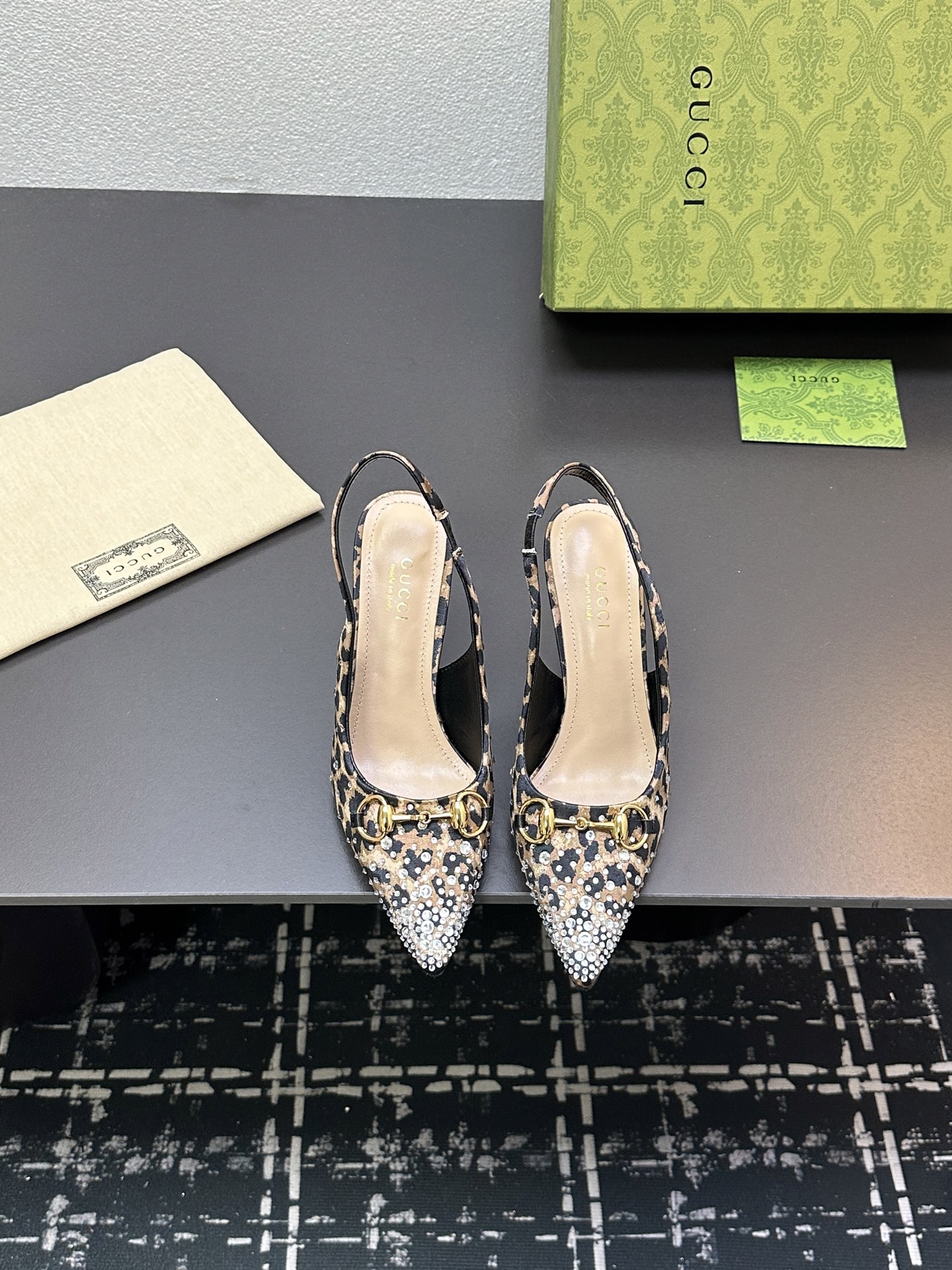 NO:245505,Sandals single shoes Gucc* classic horse-bited pointed toe high-heeled sandals This model was sold last year. It is a hot model for our family. It has been popular. This year, it has also released a new color scheme with a very high recognition and texture. It is undeniable to say that high-end fabrics are made of original custom materials. The inner foot pads are all sheepskin imported from Italy. Size 35-39 (customized by 40/41/42), sandals single shoes, gucci, sandals, cowhide, sheepskin19860909凉鞋单鞋 Gucc*经典马衔扣尖头后空高跟凉鞋 这款去年就有在出售 是我们家爆款 热度一直不减 今年还出了新配色 辨识度超高复古又有质感 说不来的高级 面料采用原版定制材质 内里垫脚均为羊皮 意大利进口牛皮大底 码数35-39（40/41/42定制）,凉鞋单鞋,gucci,sandals,cowhide,sheepskin,Women's Shoes