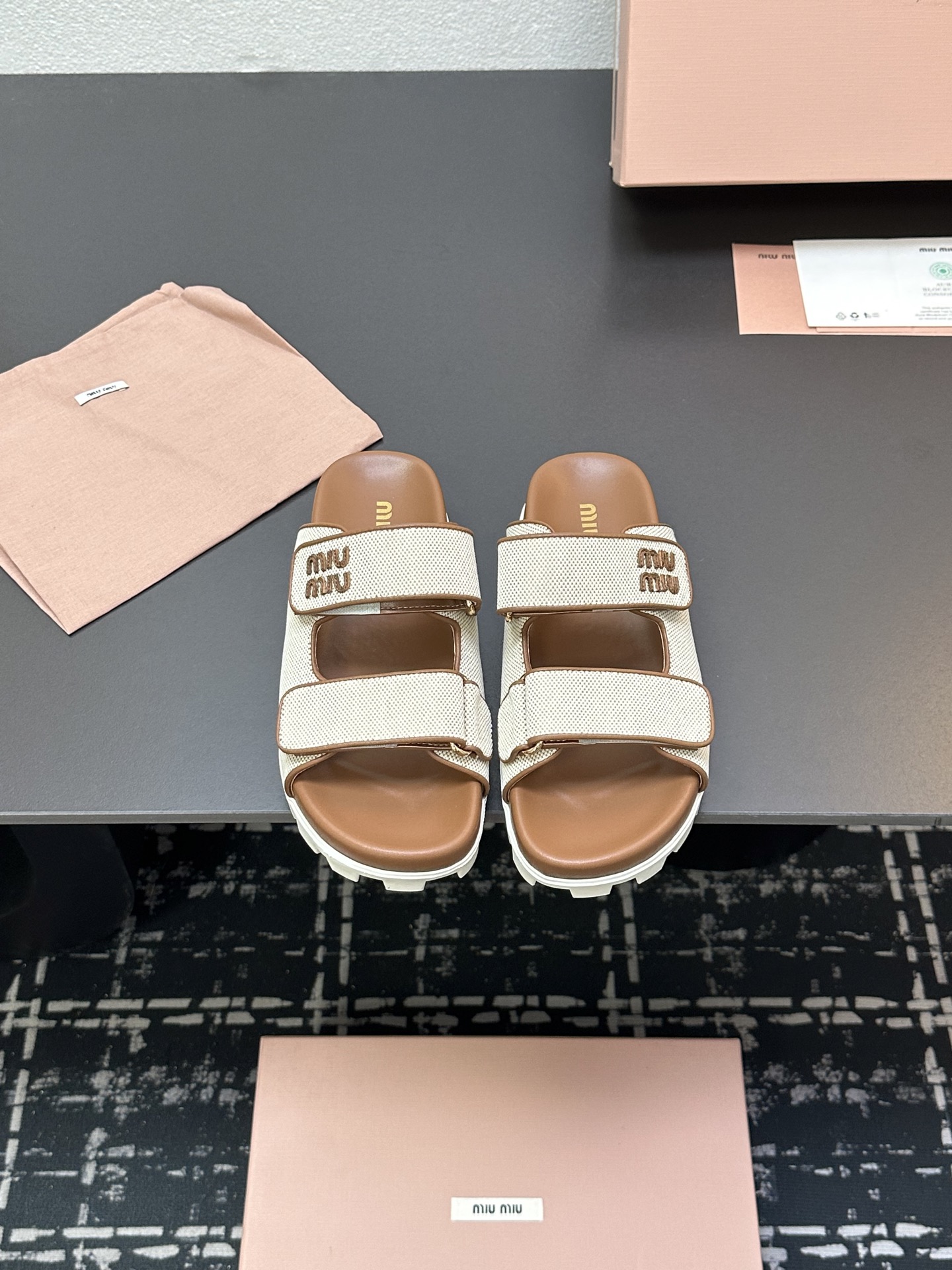 NO:241271,×Miao Miao New Slippers Series is available ★★★★★★ A new series of opening-ups that coexist with comfort and fashion, with a combination of design and matching, simple and elegant, versatile and fashionable!  Original custom material of upper, electric embroidered cowhide, inner lining: Original custom sheepskin, original molded genuine leather sole, shoe size: 35-39 (40 customization, no return and exchange), slippers, slippers, cowhide, sheepskin, Leather soles19860909×缪 缪 新款包拖鞋系列上新 ★★★★★ 舒适度与时髦度并存的开挂全新系列,设计搭配,简约大方,百搭时尚！ 鞋面原版定制材料电绣牛皮 内里: 原版定制羊皮 大底原版开模真皮大底 鞋码: 35-39（40定制不退换）,拖鞋,slippers,cowhide,sheepskin,Leather soles,Women's Shoes