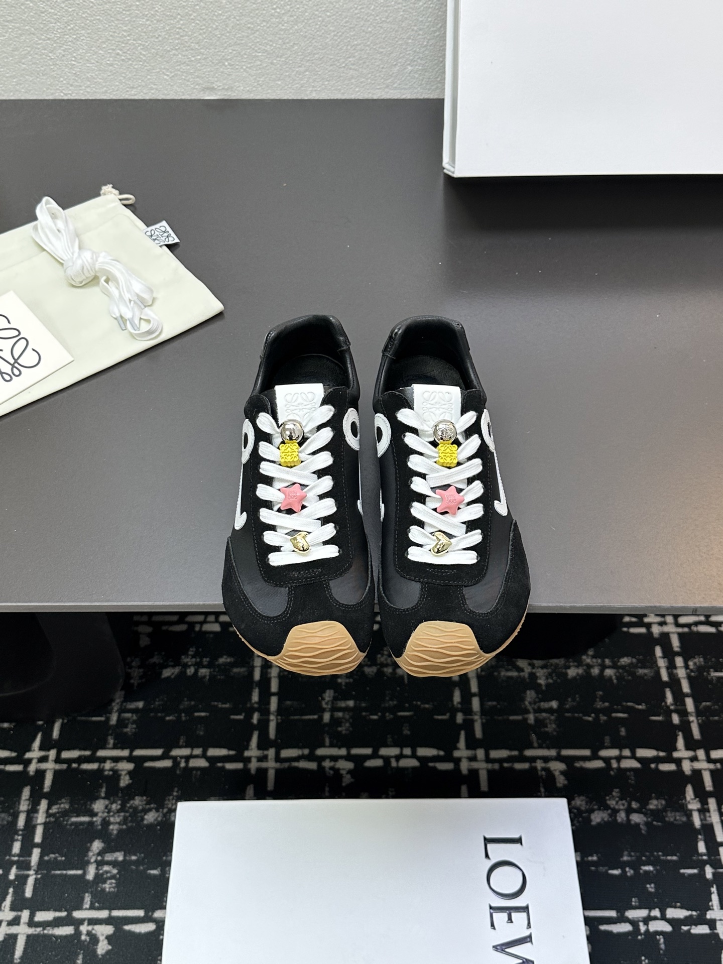 NO:241277,[Collection Picture] Super hot [LOEWE·Luo Yiwei] Forrest Gump shoes, invincible feet!  Annual rampage style, high-quality training shoes!  LOEWE · LoewE second-generation Ballet Runner upgrade 2.0 to shock the world. Early spring Ballet Runner 2.0 ballet sneakers Forrest Gump shoes De training shoes couple sneakers Asymmetric toe style, as the original LOEWE BALLET RUNNER 2.0 LoewE iconic design, super soft, light and flexible sole. New wavy textured rubber outsole extends to the toe. Upgraded soft leather lining and footbed provide maximum comfort. The heel has a 3D injection-molded rubber LOEWE logo, and is matched with the upgraded sole to give this shoe a retro and elegant interpretation, and incorporates a modern feel and the unique style of LOEWE!  Fabric nylon/suede and soft cowhide leather/suede Soft inner soft sheepskin, sheepskin insoles Outsole Original open mold wear-resistant outsole Size 35--40 for women, size 39--45 for men, please note if you need buttons, please add 10 for buttons, casual shoes/sports shoes, loewe, loewe, sneakers, cowhide, sheepskin19860909【集合图】超级火爆【LOEWE·罗意威】阿甘鞋,脚感无敌！年度暴走款 内增高德训鞋！ LOEWE·罗意威二代Ballet Runner升级2.0给足界一些震撼,早春Ballet Runner 2.0芭蕾运动鞋阿甘鞋德训鞋情侣运动鞋 不对称鞋头造型,作为LOEWE原版BALLET RUNNER2.0罗意威的标志性设计,超柔软、轻便且灵活的鞋底 新的波浪纹理橡胶外底,延伸至鞋头 升级的柔软皮革内衬和鞋床,提供最大舒适感 后跟有3D注塑橡胶LOEWE徽标基础上,搭配升级的鞋底,赋予这款鞋复古优雅的诠释,并融入了现代感和LOEWE罗意威独特的风格！ 面料尼龙/绒面革和柔软牛皮革/绒面革 内里柔软羊皮里,羊皮鞋垫 大底原版开模耐磨大底 码数女码35--40, 码数男码39--45, 需要扣子请备注扣子另加10,休闲鞋/运动鞋,loewe,loewe,sneakers,cowhide,sheepskin,Women's Shoes