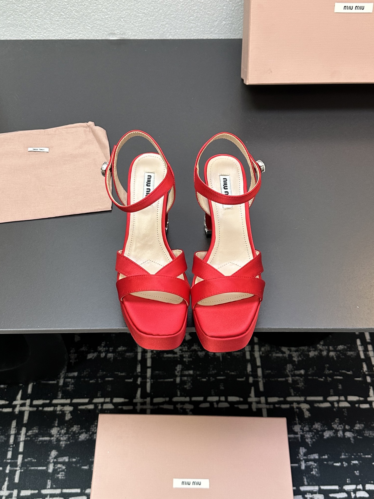 NO:241275,Miumiu 25s spring and summer waterproof platform. The heel of thick heels is covered with shiny water drops. It is so beautiful. The distinctive design style and unique beauty. It strongly demonstrates the unrestrained modern attitude. The creation is beautiful and smooth. The appearance is also comfortable and fashionable. The foot is comfortable and stylish. The upper is made of imported silk material. The tiptoe is all sheepskin. Italian imported cowhide. The water platform is 3.2cm. The heel height is 10cm. zesi35-39 (40/41/42), high heels, miumiu, sandals, high heels, cowhide, sheepskin, real silk.19860909miumiu 缪缪25s春夏新品防水台 粗跟凉鞋鞋跟镶满闪闪水滴钻太美了 鲜明的设计风格和独特的美感 极强的彰显着个性不羁的摩登态度 创作即外观线条优美流畅 又上脚舒适时髦精必入款. 鞋面采用进口真丝材质 内里踮脚均为羊皮 意大利进口牛皮大底 水台3.2cm 跟高10cm zesi35-39（40/41/42）,高跟鞋凉鞋,miumiu,sandals,high heels,cowhide,sheepskin,real silk,Women's Shoes