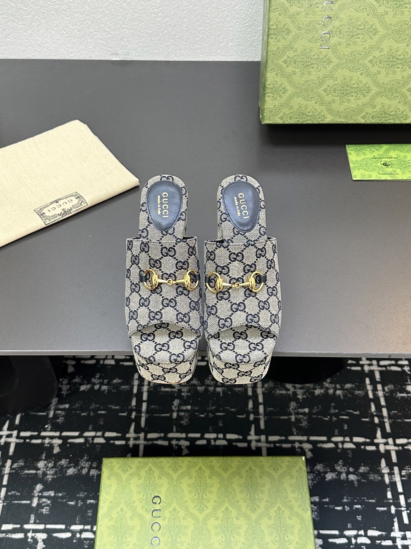 NO:241262,Gucc* Classic spring and summer catwalk horse buckle, old flower heel thick-soled sandals, G home reflects the sense of high-end, always convinces the capital, it looks quite simple, but it is inexplicably high-end on the feet, very sexy, allowing you to easily match it, the upper is made of imported counter custom materials) Inside tiptoe mixed-bred sheepskin Rubber outsole Size35-39 (customized by 40/41/42), high heels slippers, gucci, gucci, high heels, slippers, sheepskin19860909Gucc* 经典春夏走秀马衔扣 老花坡跟厚底凉拖 G家在体现高级感这块 总让人大写的服气 看起来蛮简单的款式 但上脚就莫名很高阶 非常性感 让你轻松搭配尽显各种风格 鞋面采用进口专柜定制材料) 内里踮脚混种羊皮 橡胶大底 Size35-39（40/41/42定制）,高跟鞋拖鞋,gucci,gucci,high heels,slippers,sheepskin,Women's Shoes